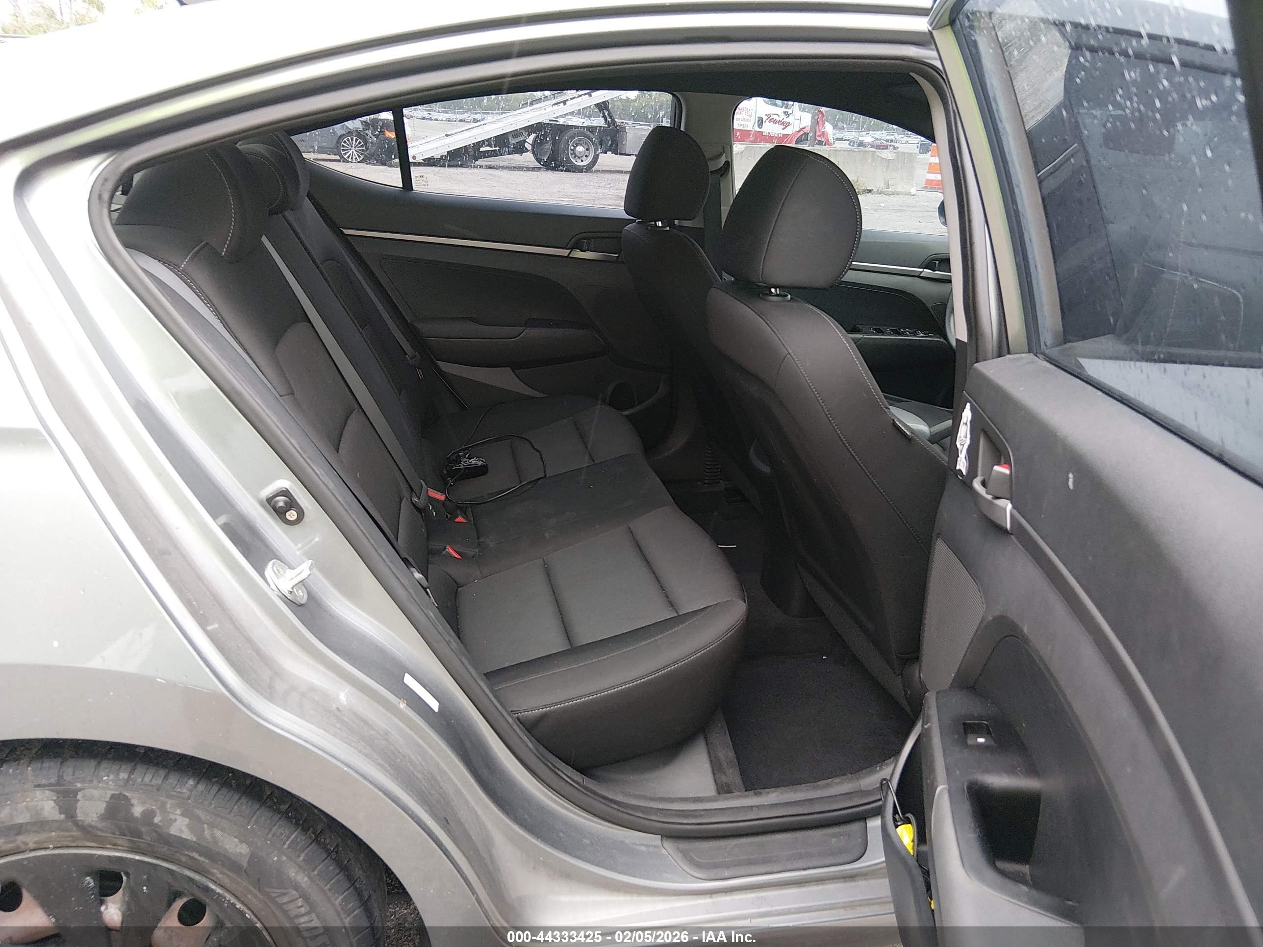 HYUNDAI ELANTRA image 8