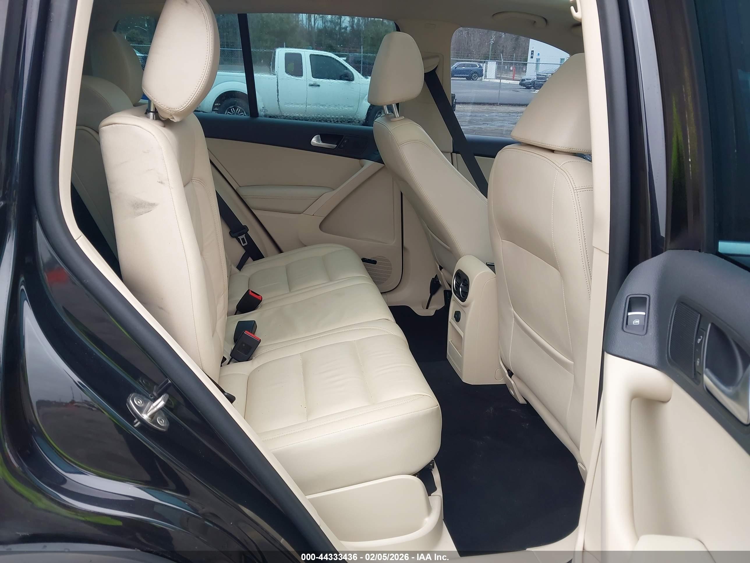 VOLKSWAGEN TIGUAN image 8