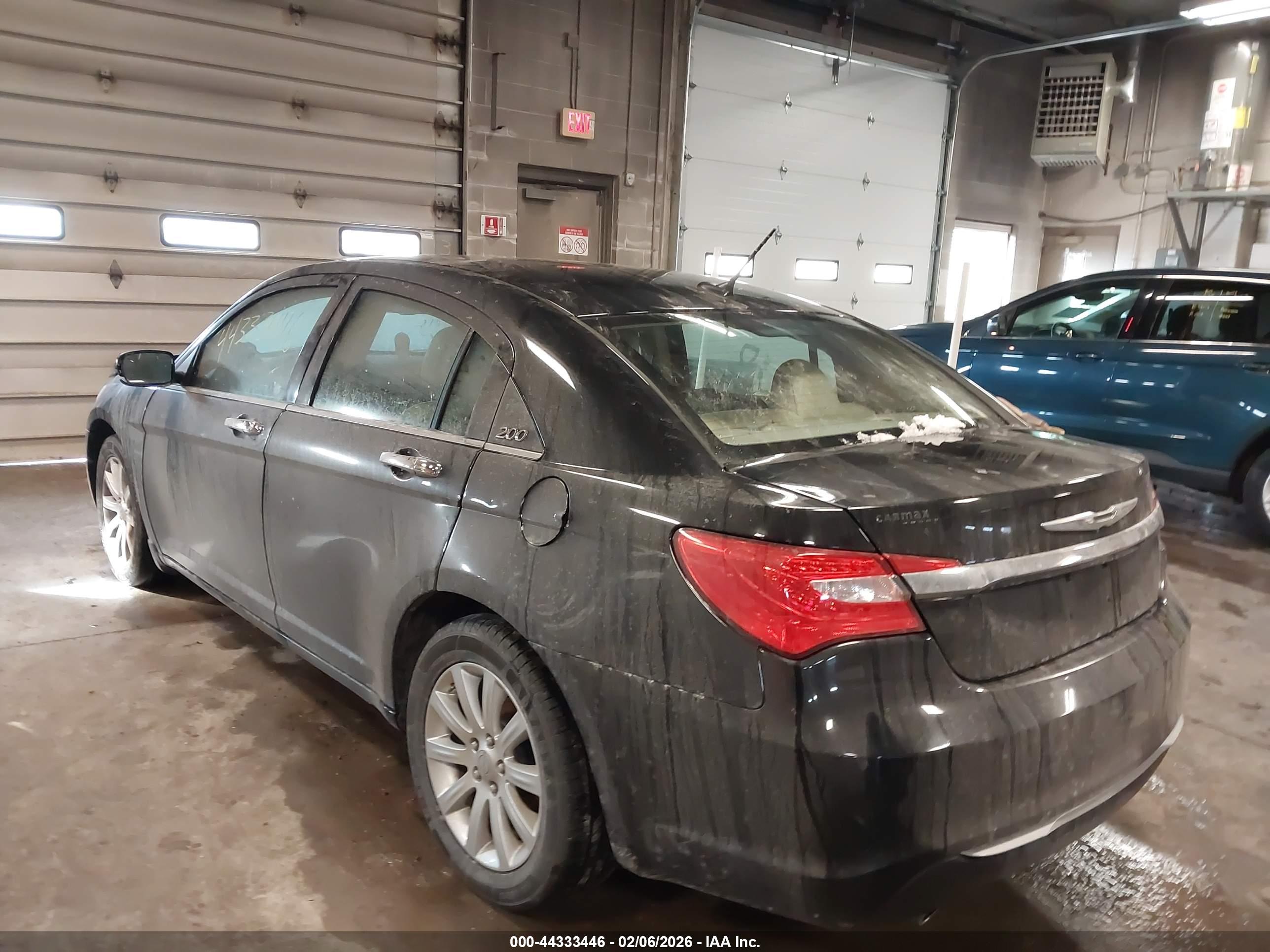 CHRYSLER 200 image 3