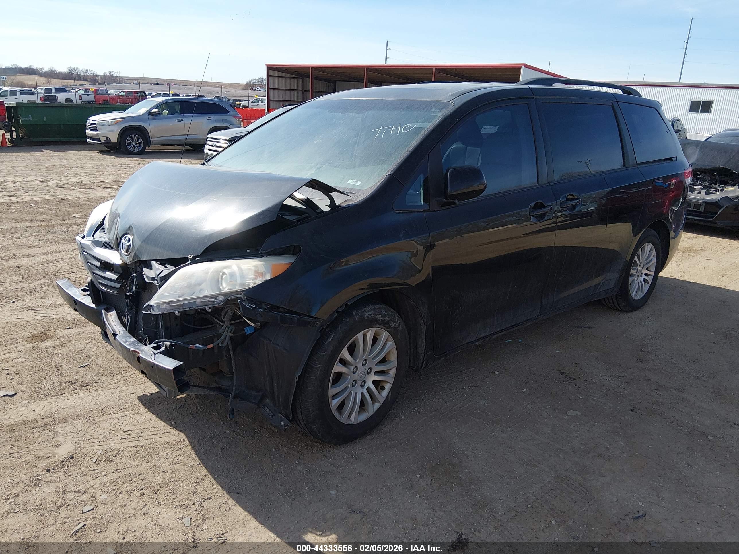 TOYOTA SIENNA image 2