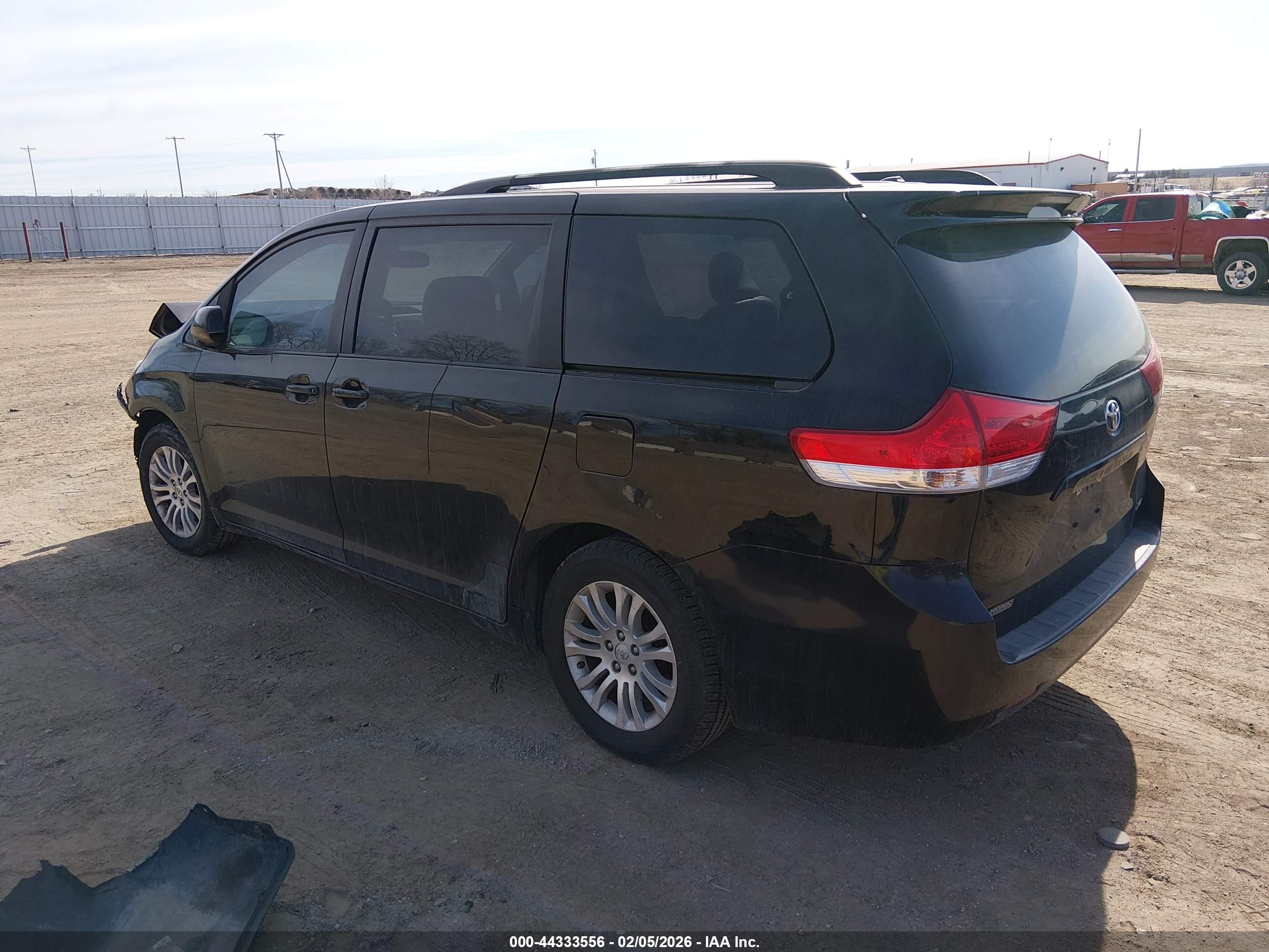 TOYOTA SIENNA image 3