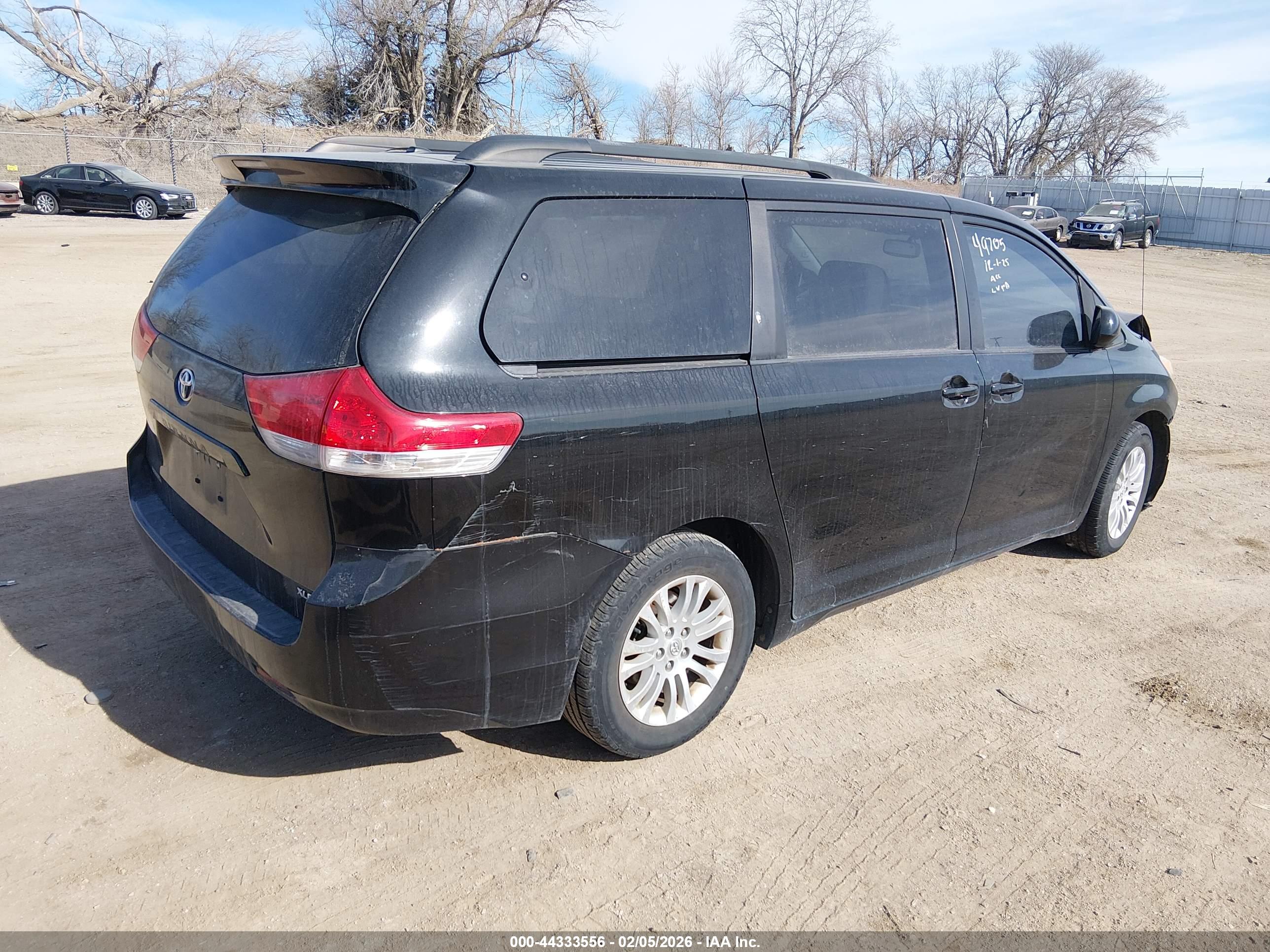 TOYOTA SIENNA image 4
