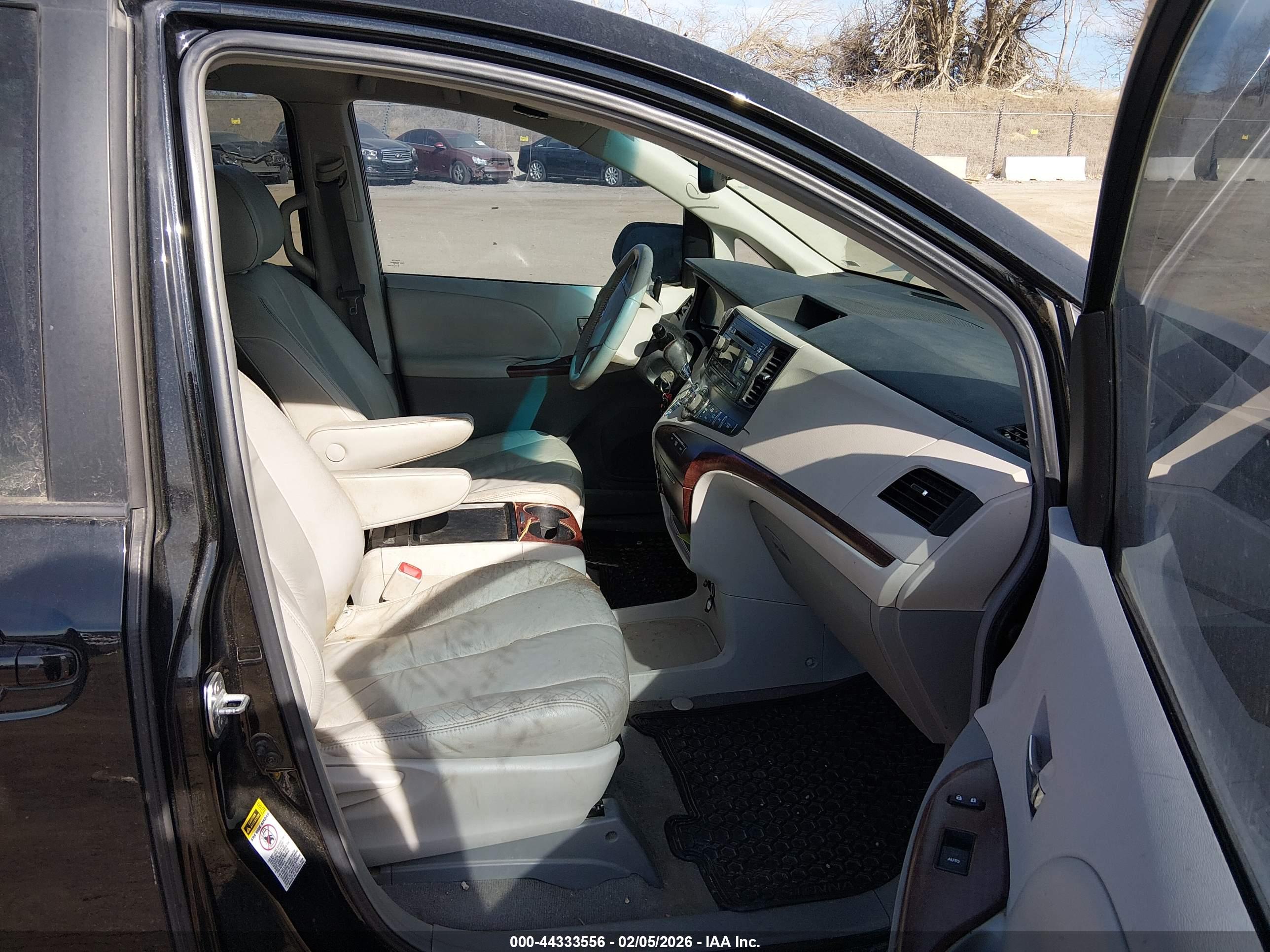 TOYOTA SIENNA image 5