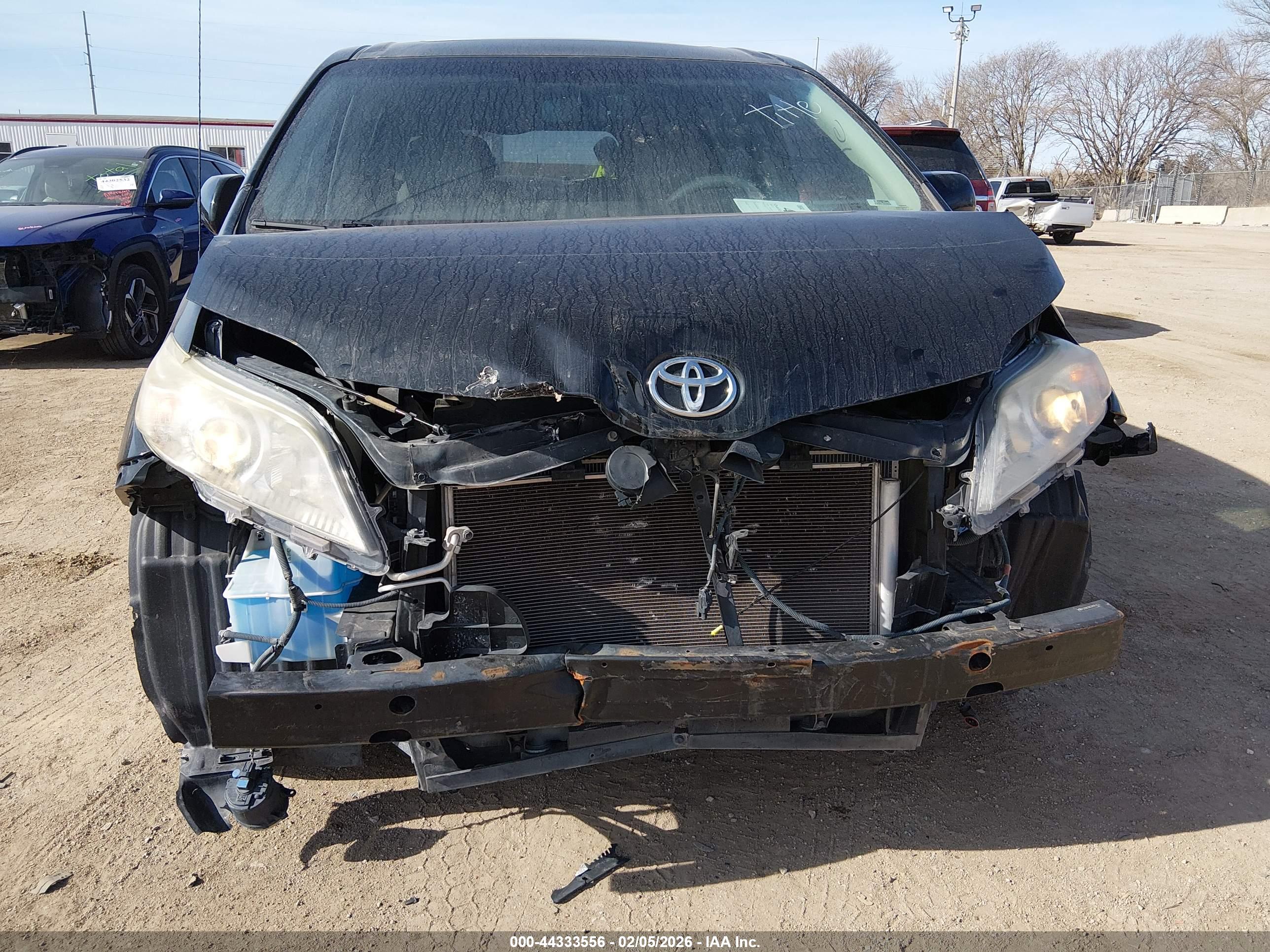 TOYOTA SIENNA image 6