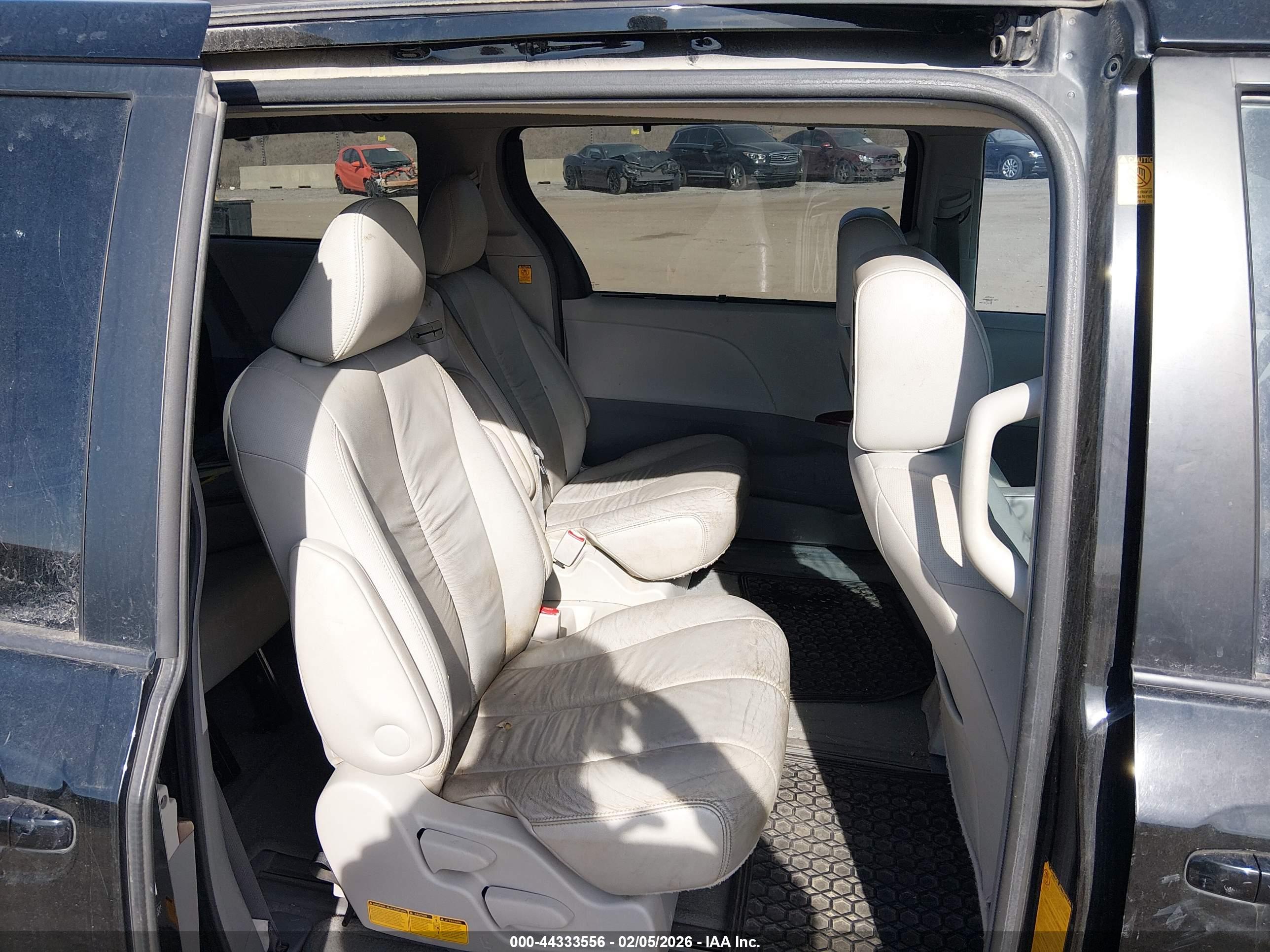 TOYOTA SIENNA image 8