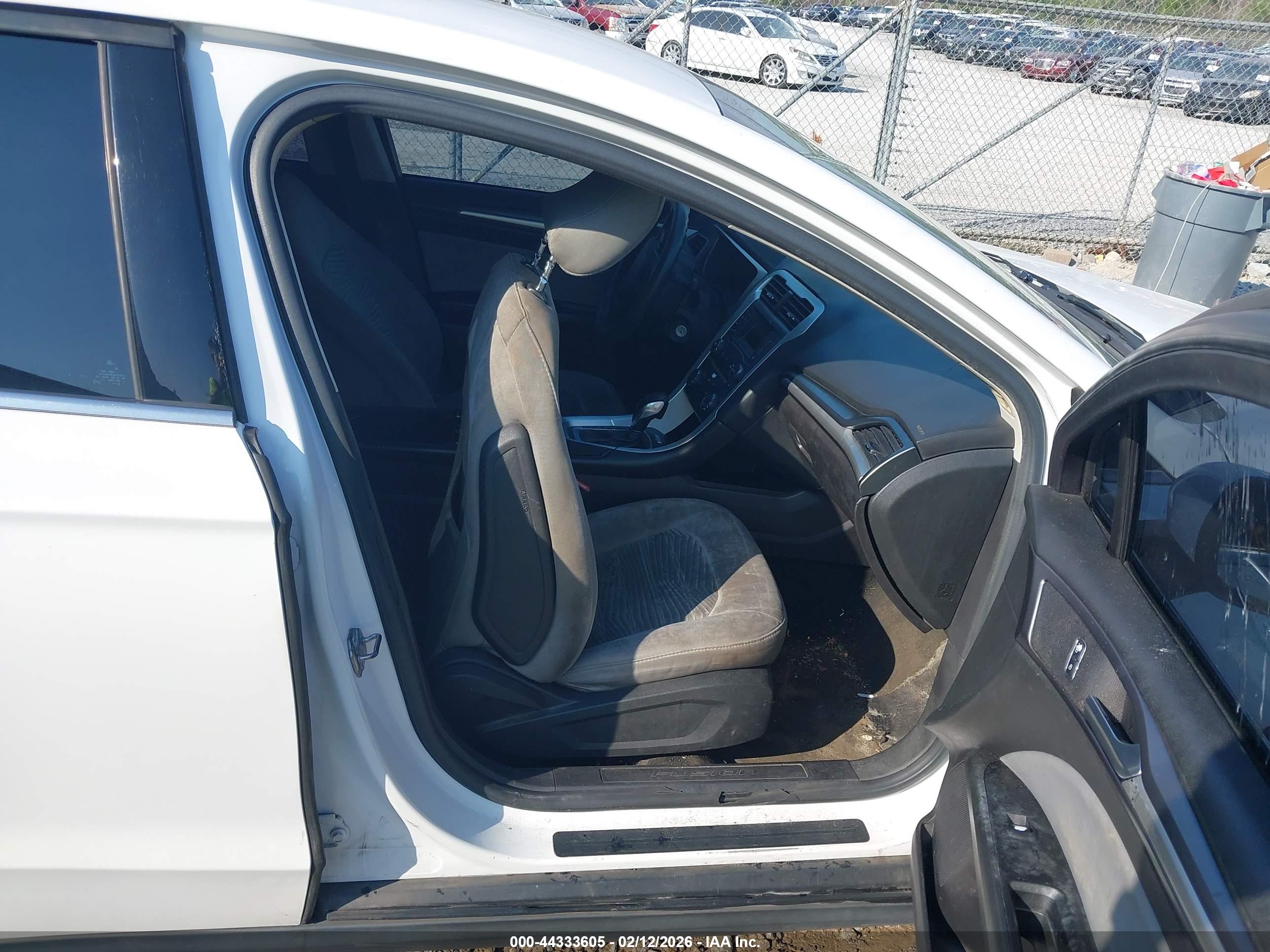 FORD FUSION image 5