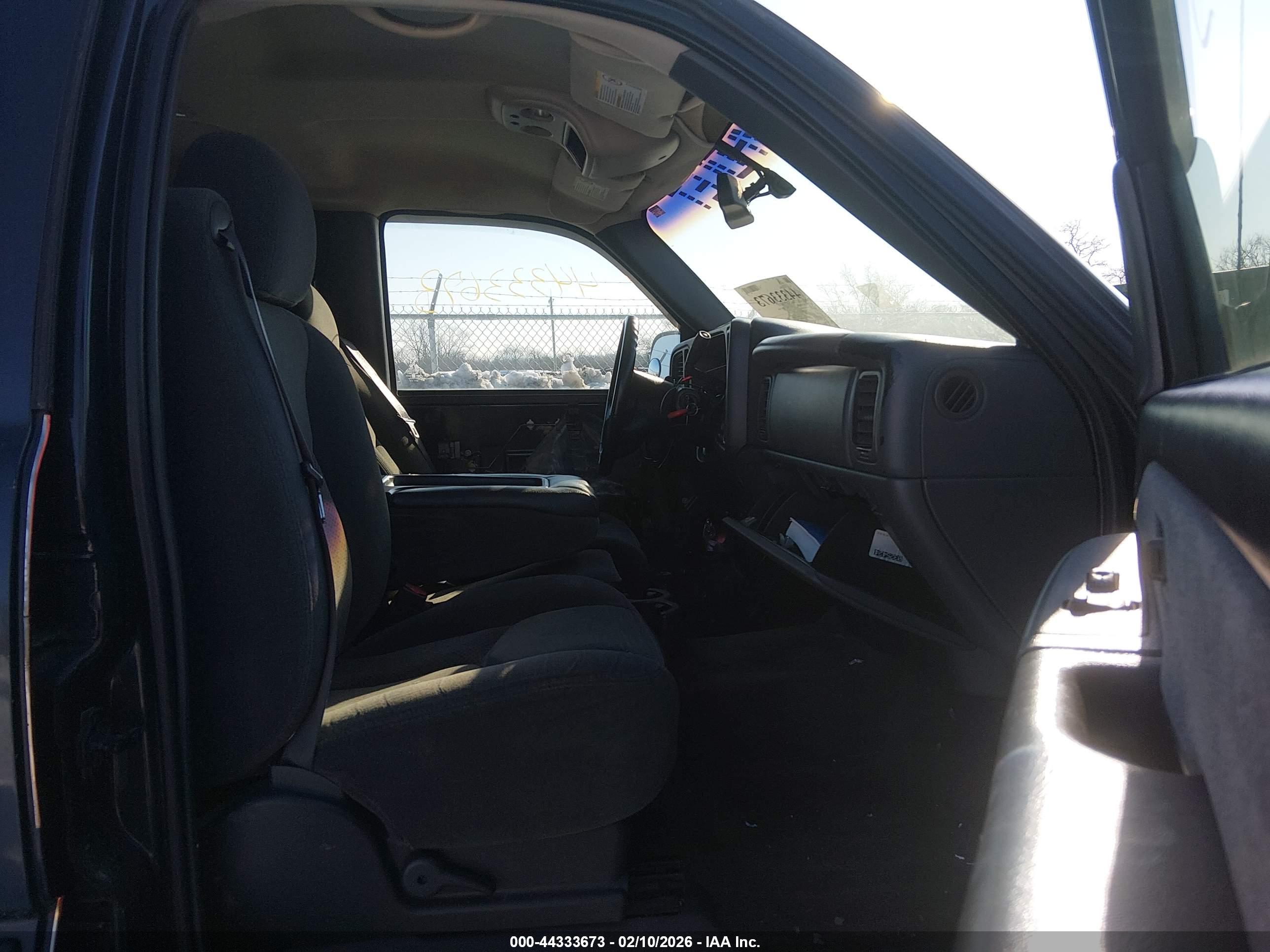 CHEVROLET SILVERADO image 5