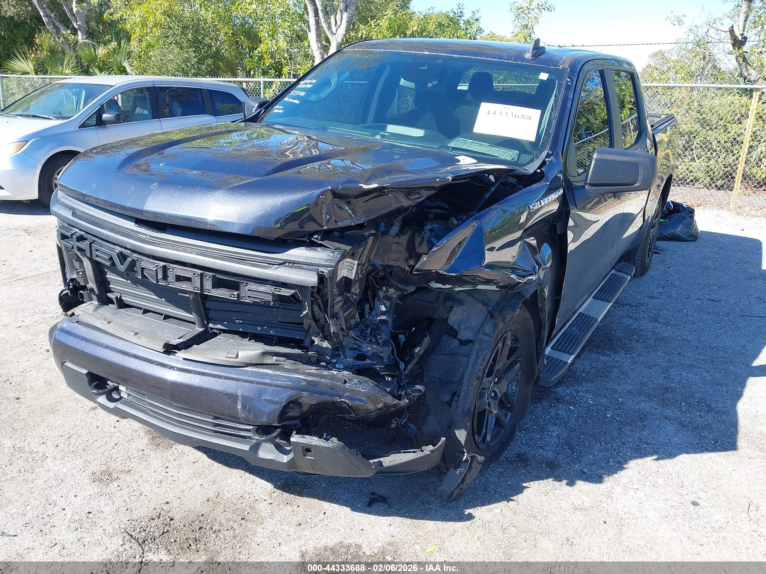 CHEVROLET SILVERADO image 6