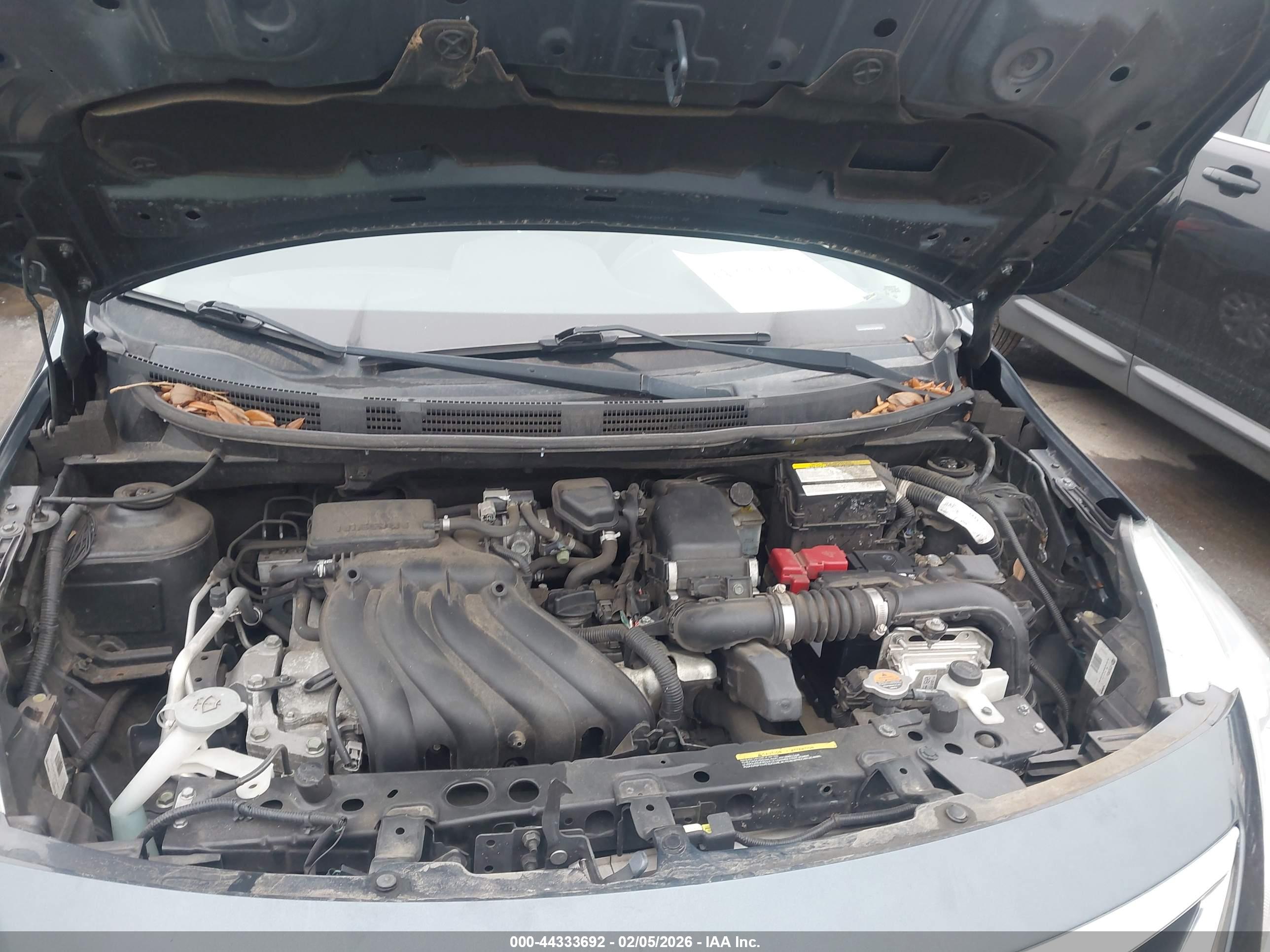 NISSAN VERSA image 10