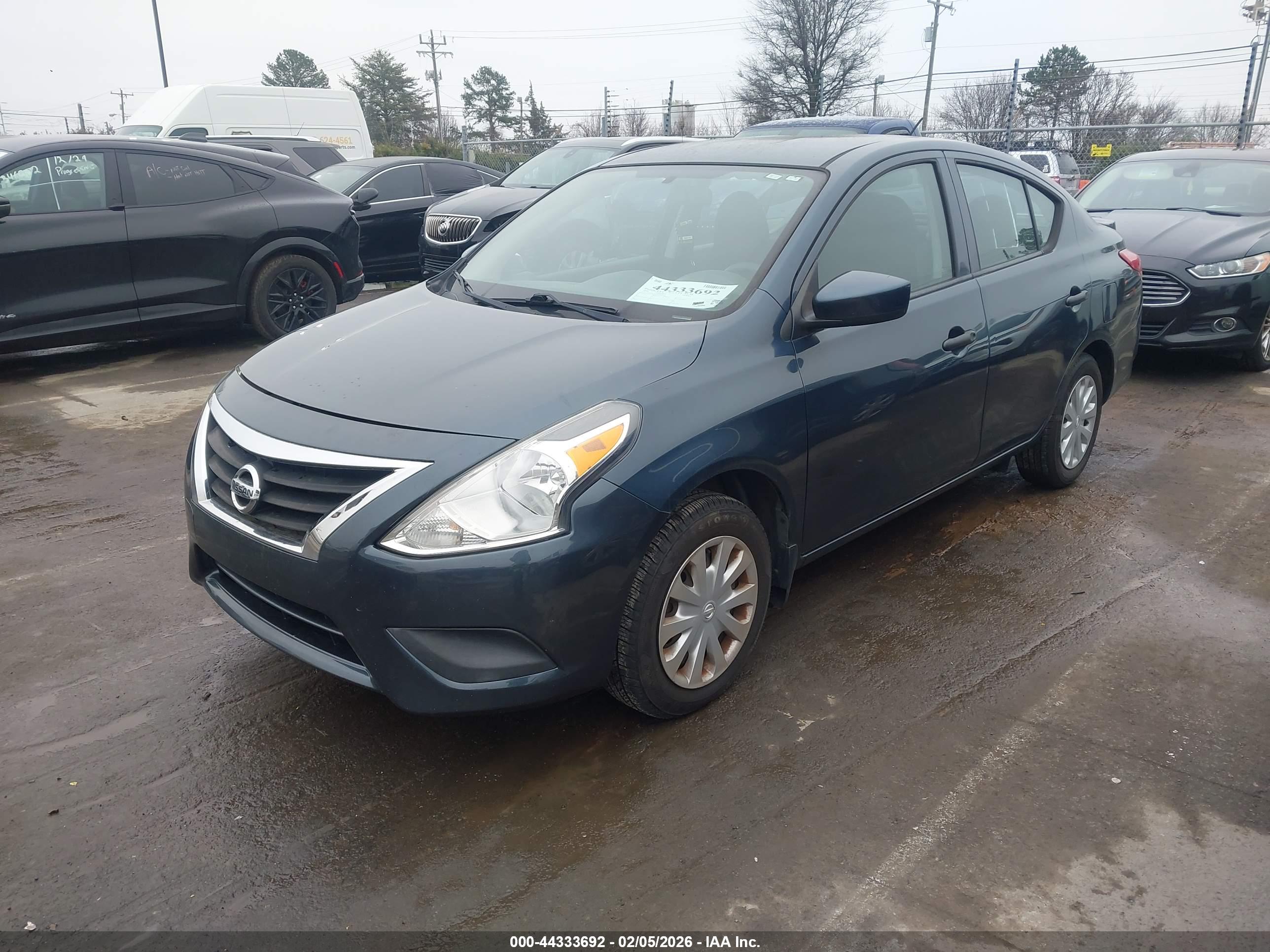 NISSAN VERSA image 2