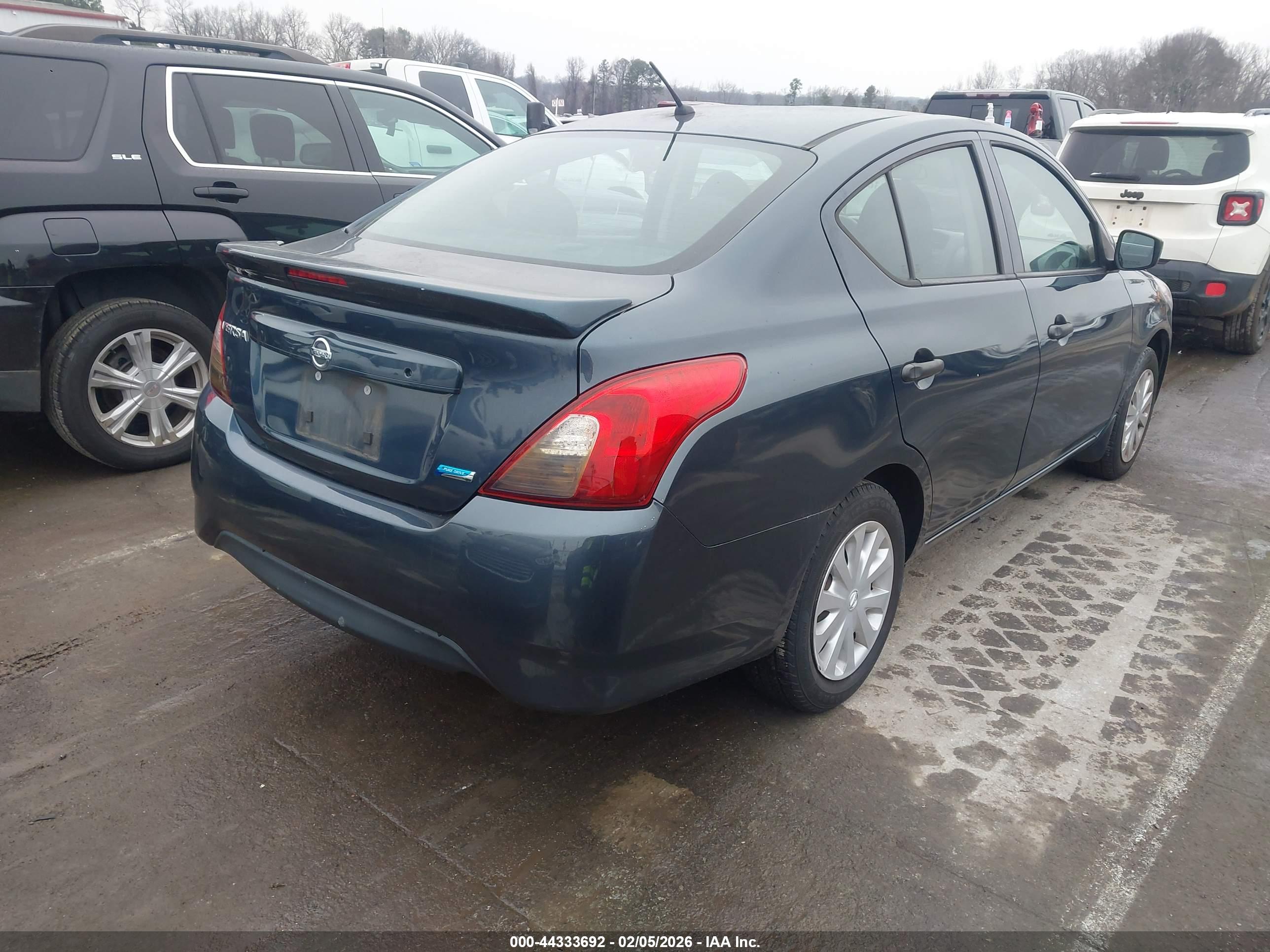 NISSAN VERSA image 4