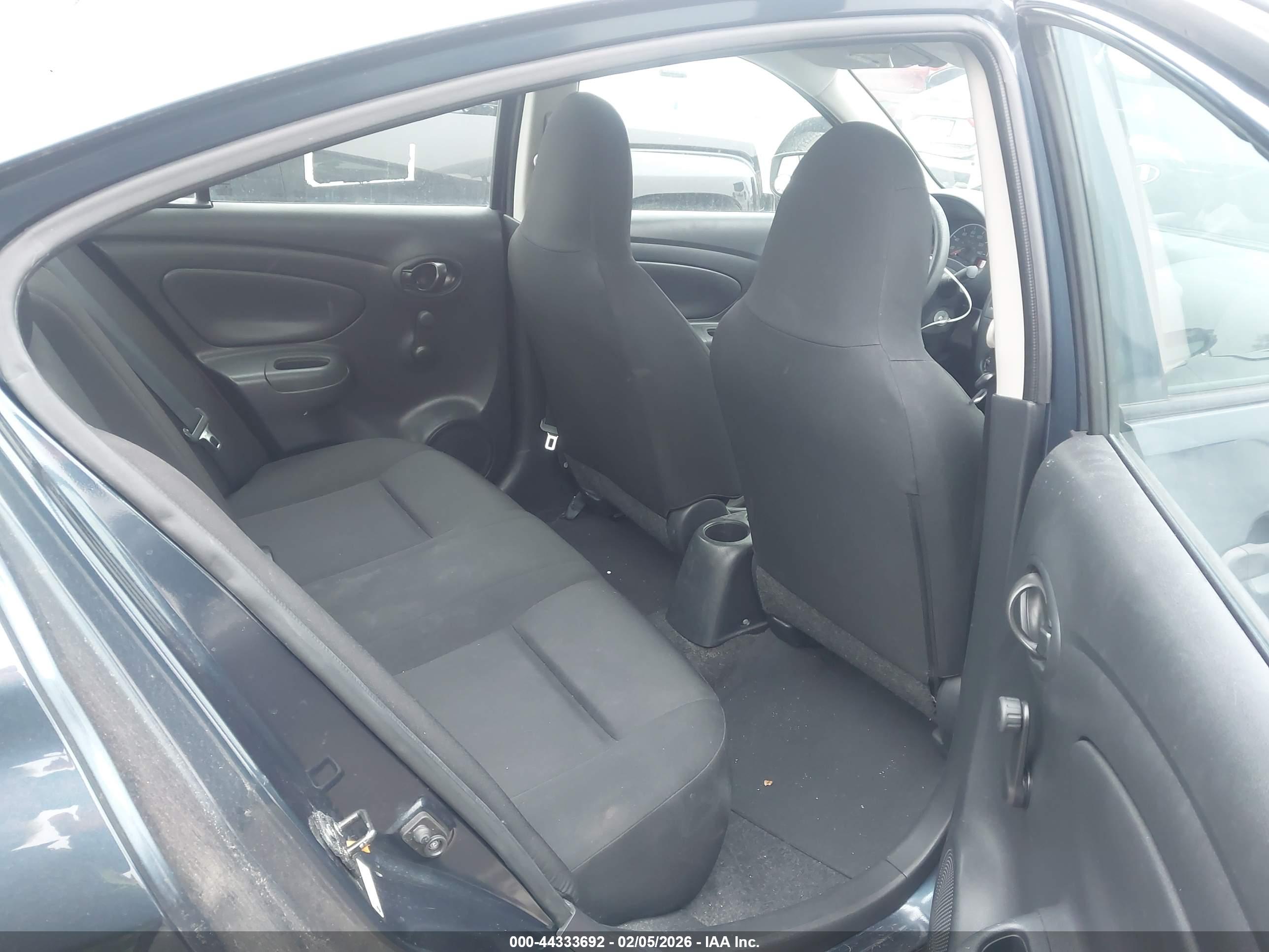 NISSAN VERSA image 8