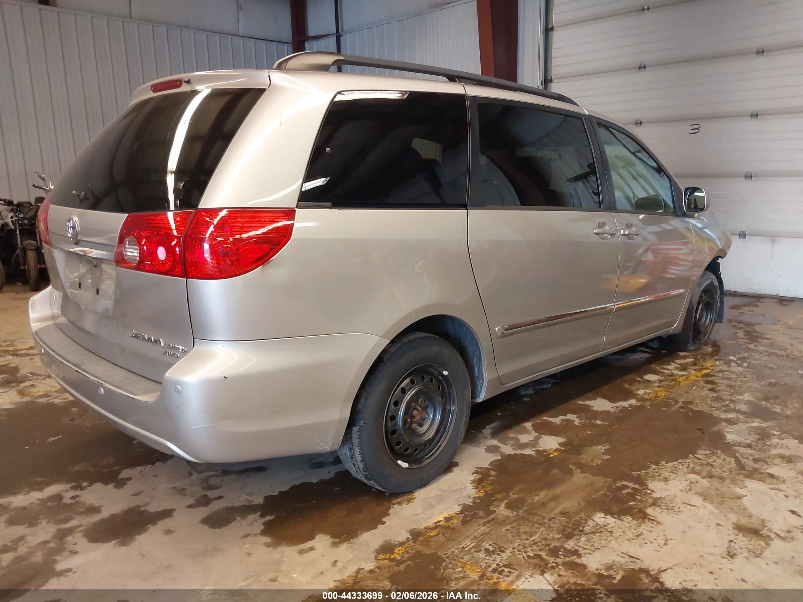 TOYOTA SIENNA image 4