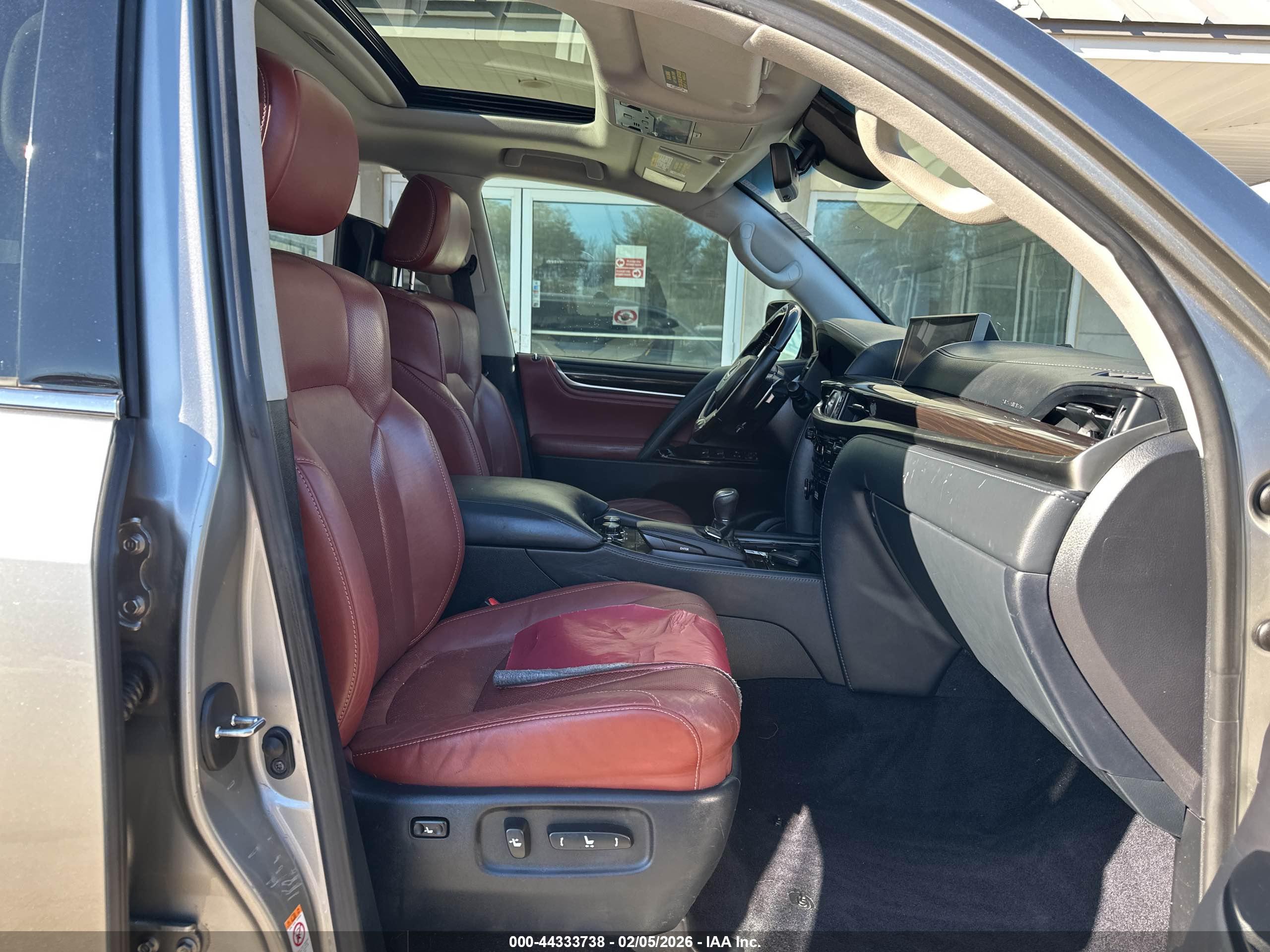 LEXUS LX image 5