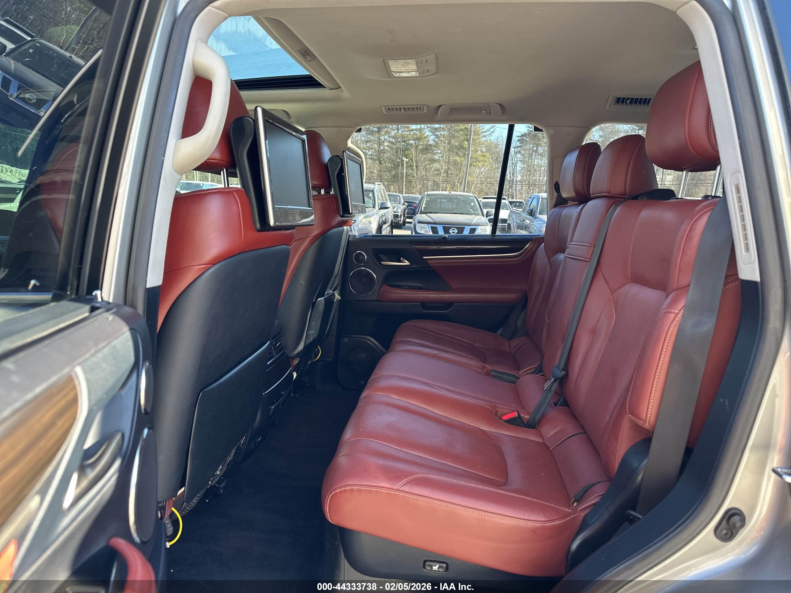 LEXUS LX image 8