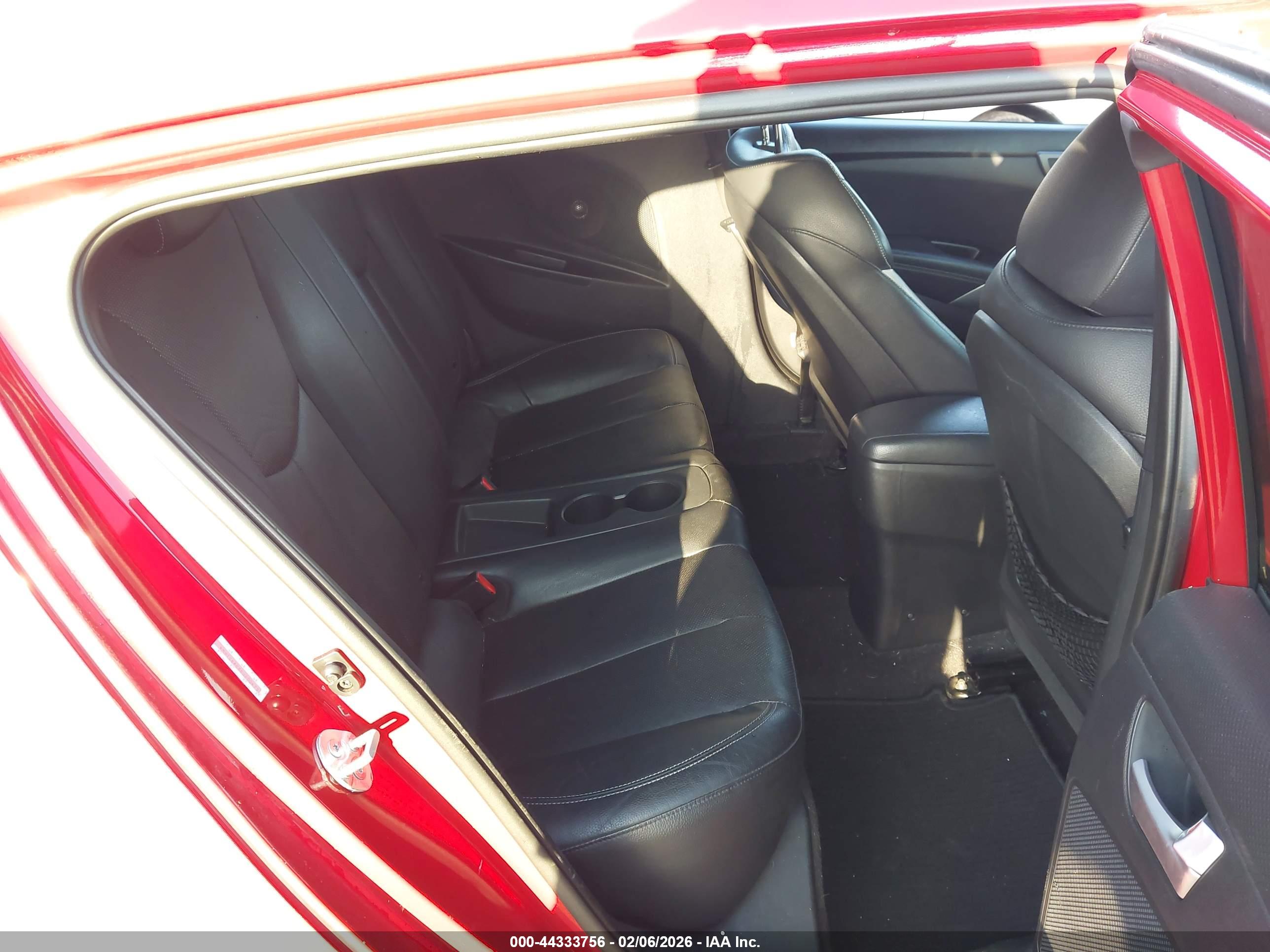 HYUNDAI VELOSTER image 8