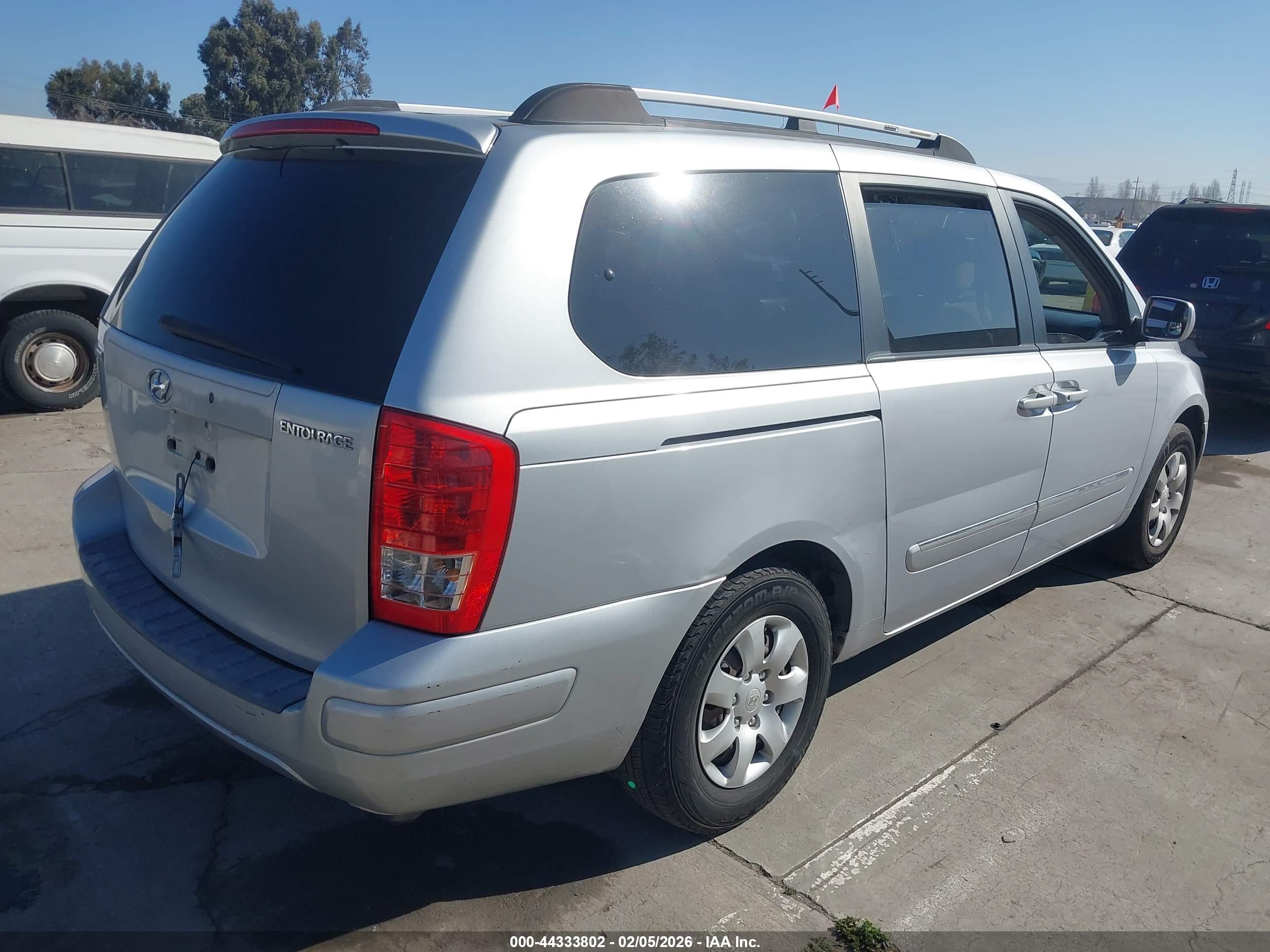 HYUNDAI ENTOURAGE image 4
