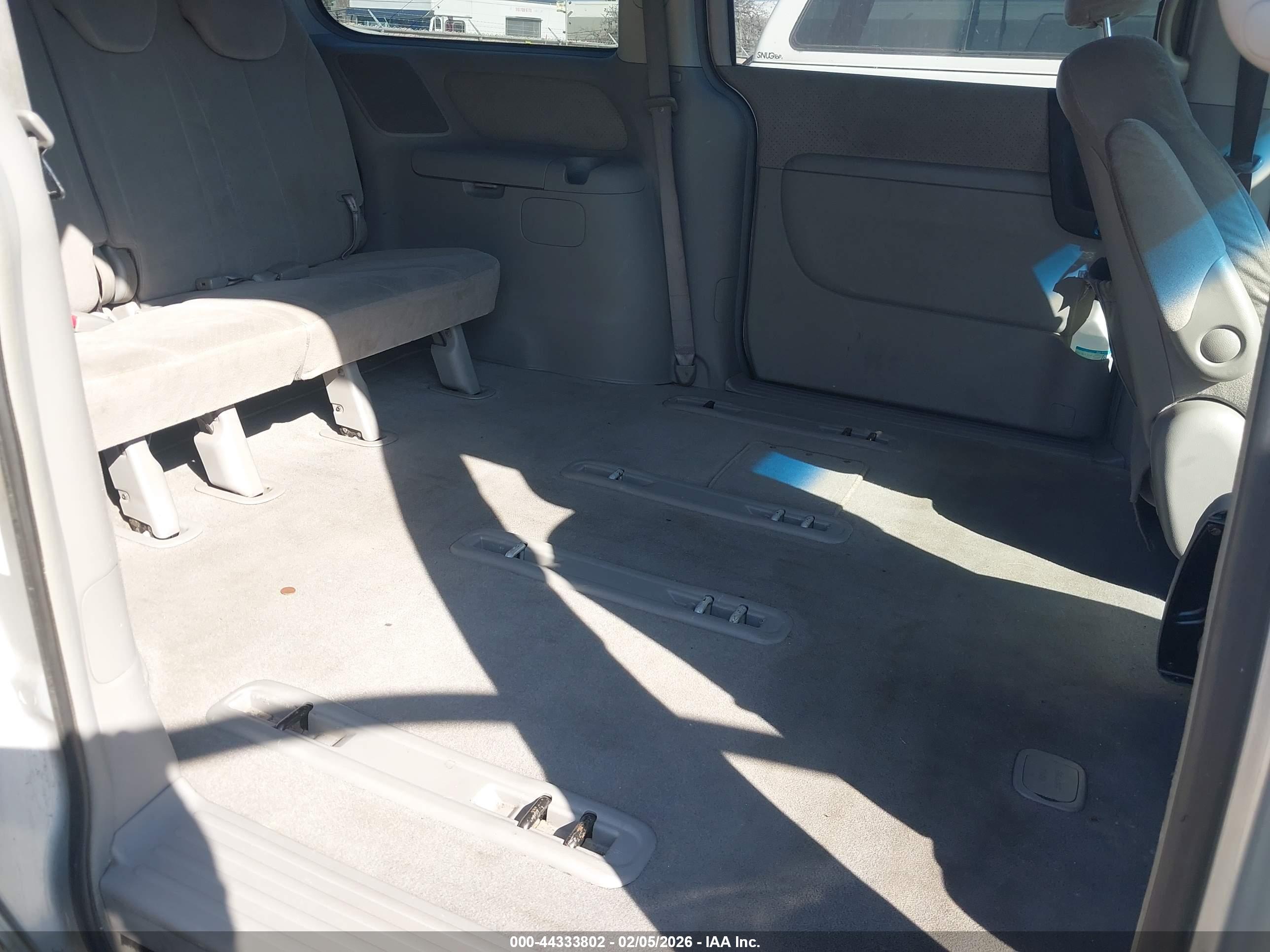 HYUNDAI ENTOURAGE image 8