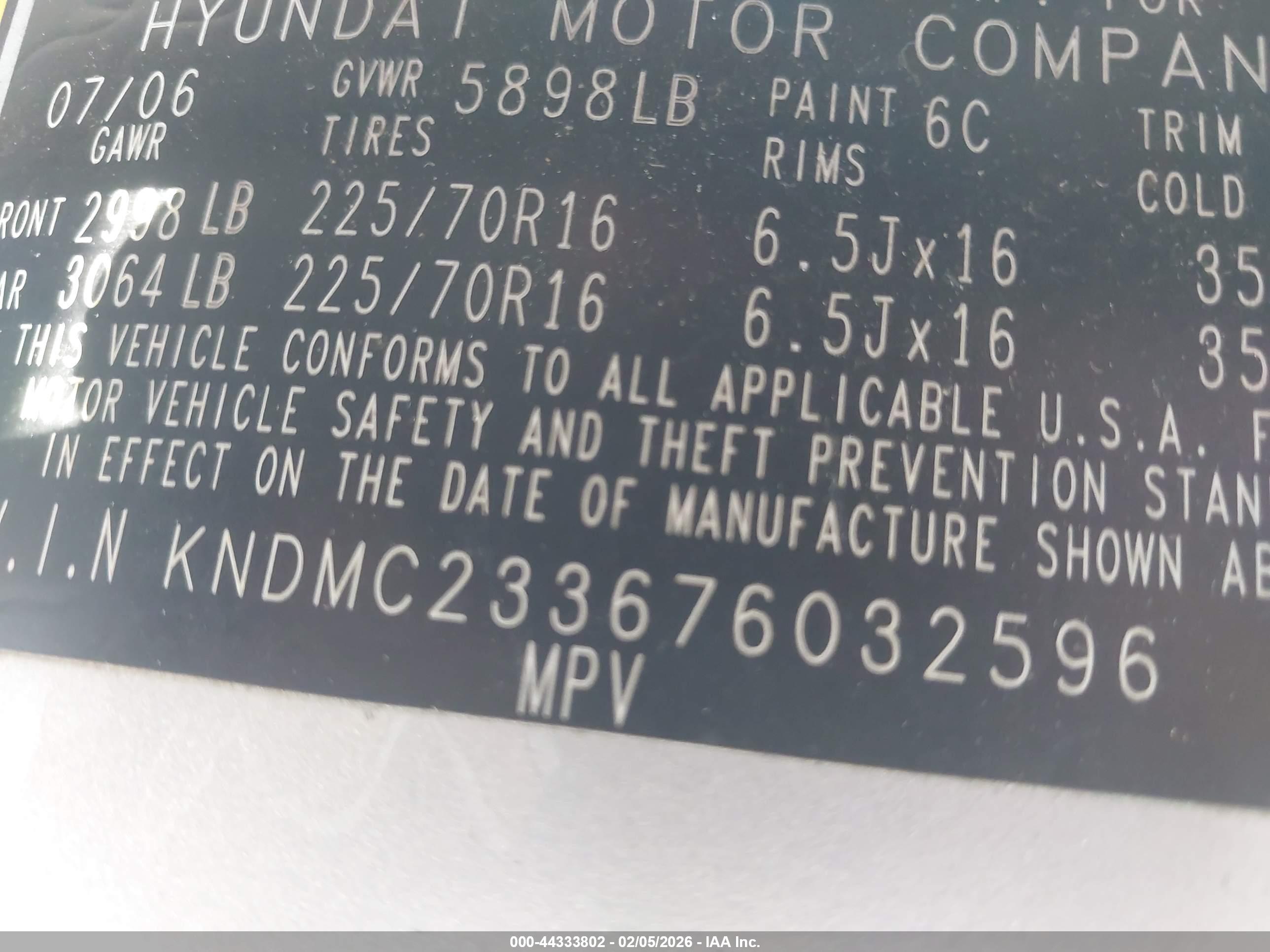 HYUNDAI ENTOURAGE image 9