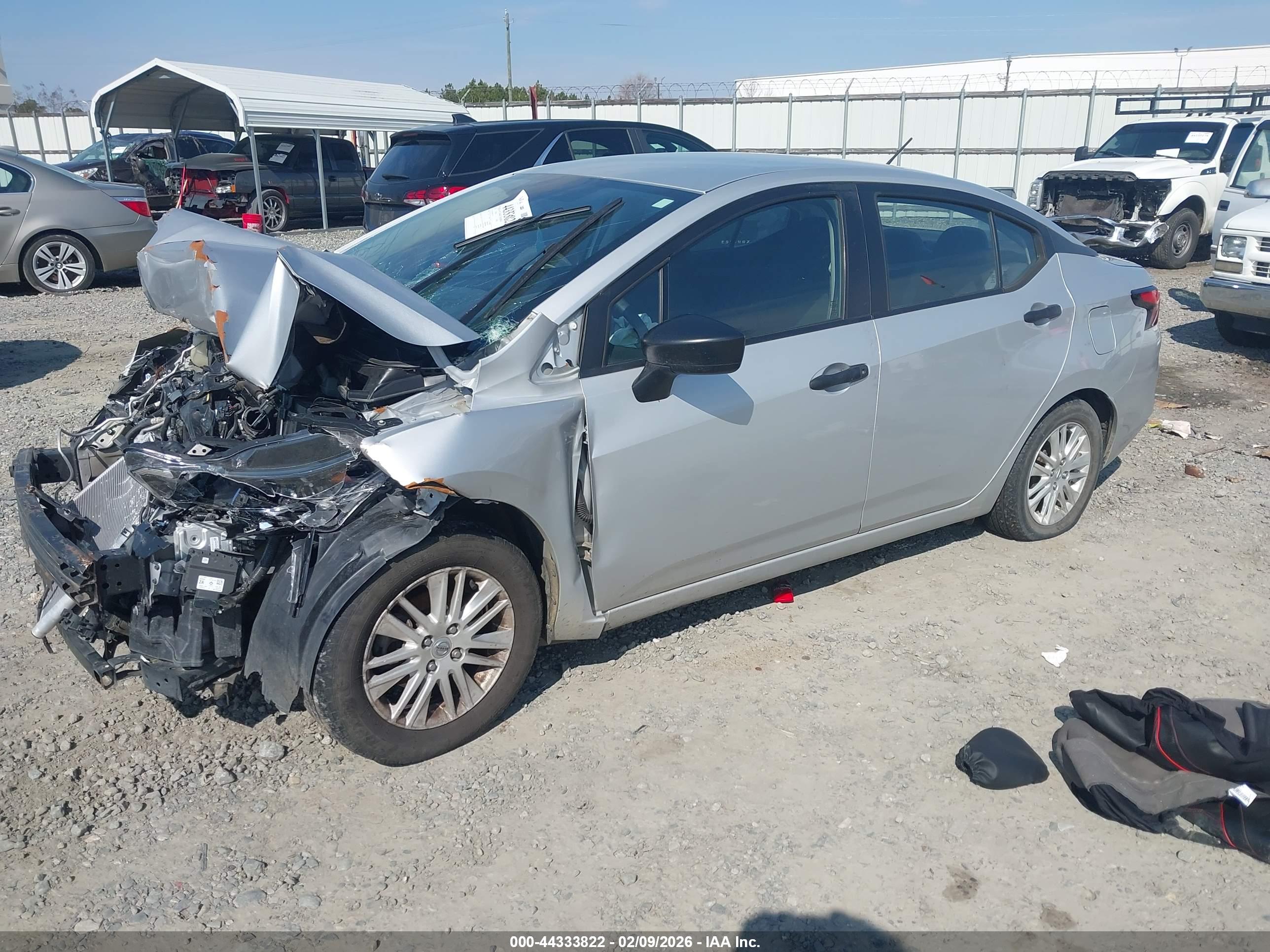 NISSAN VERSA image 2