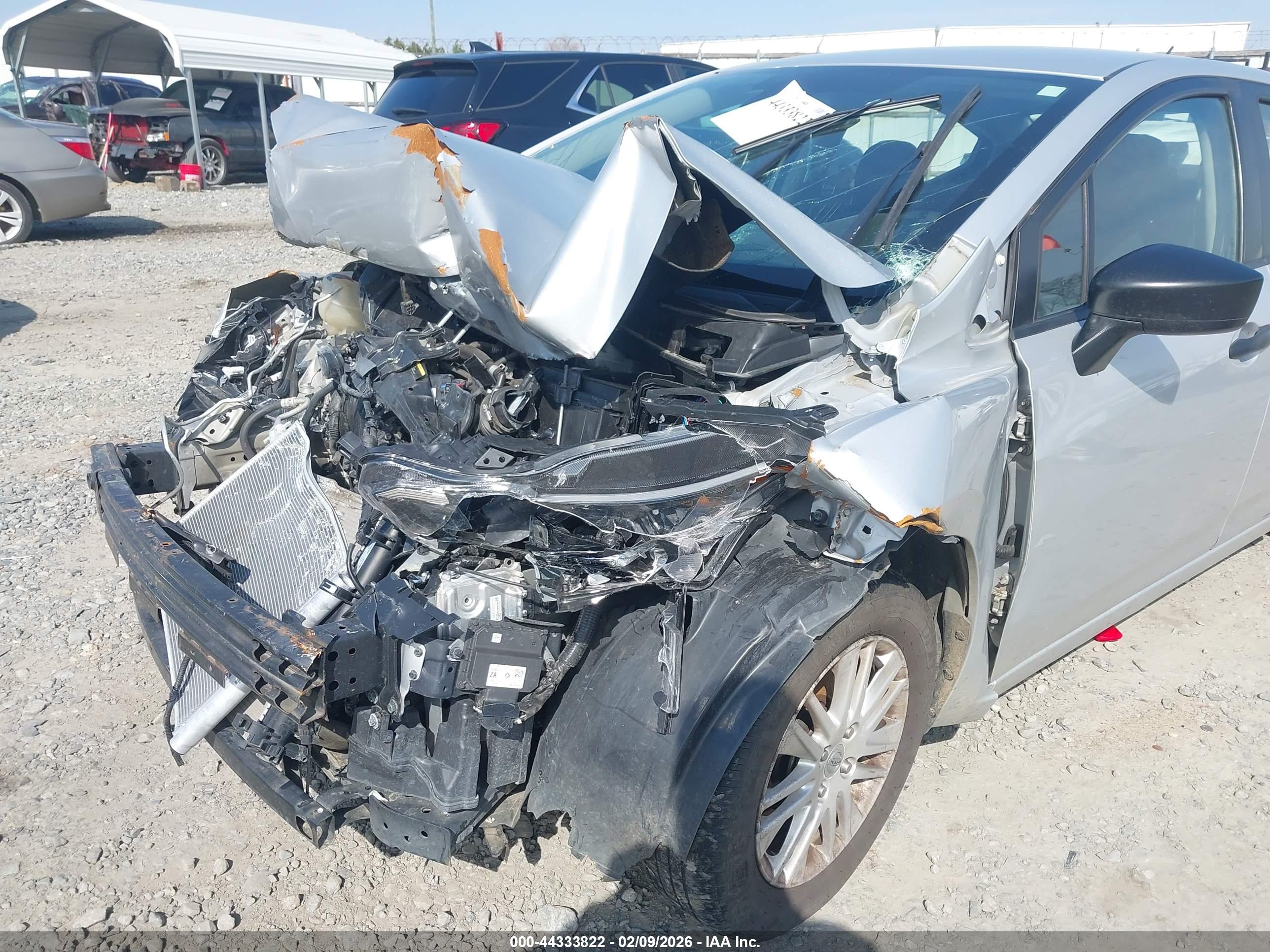 NISSAN VERSA image 6