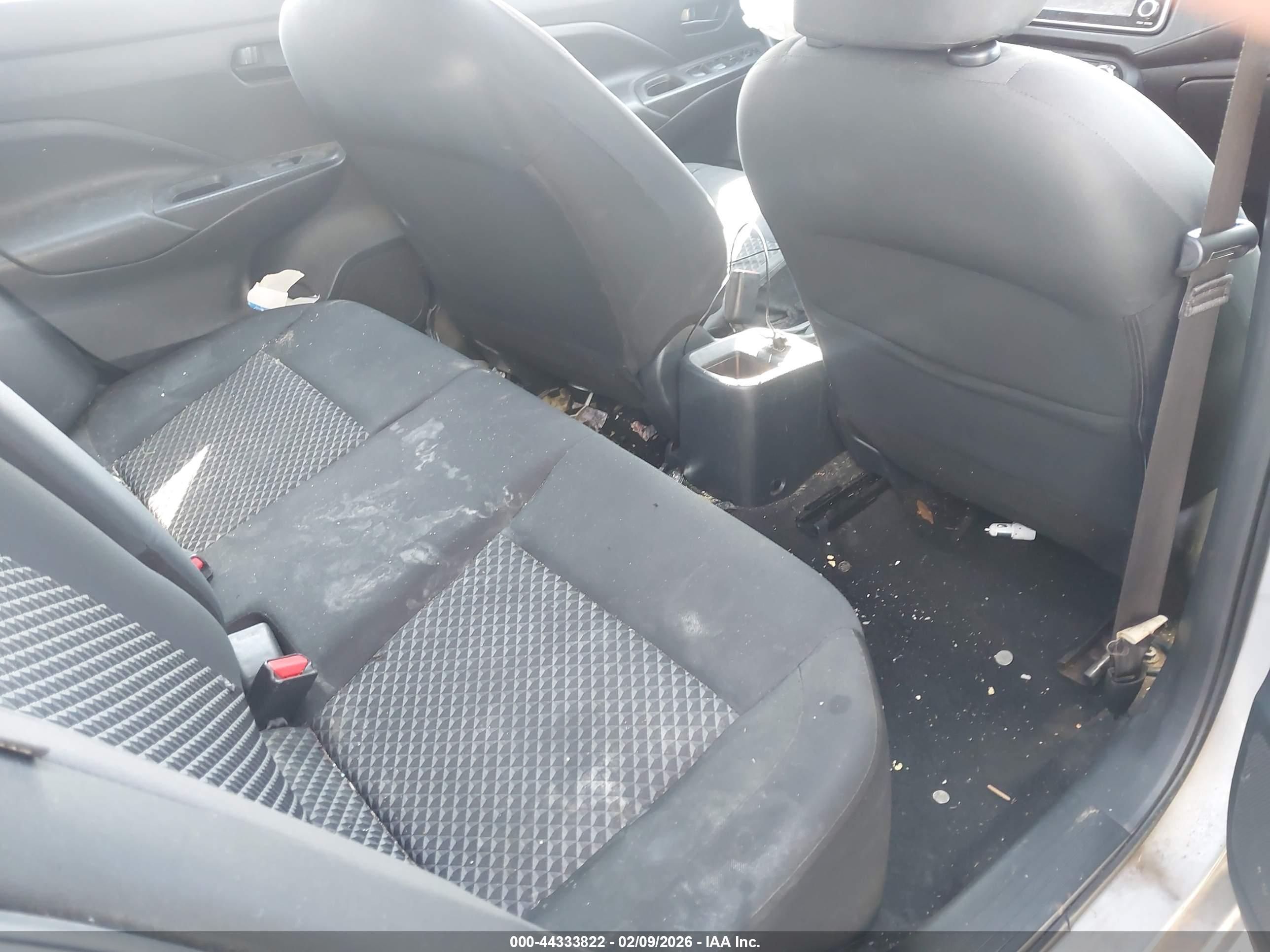 NISSAN VERSA image 8