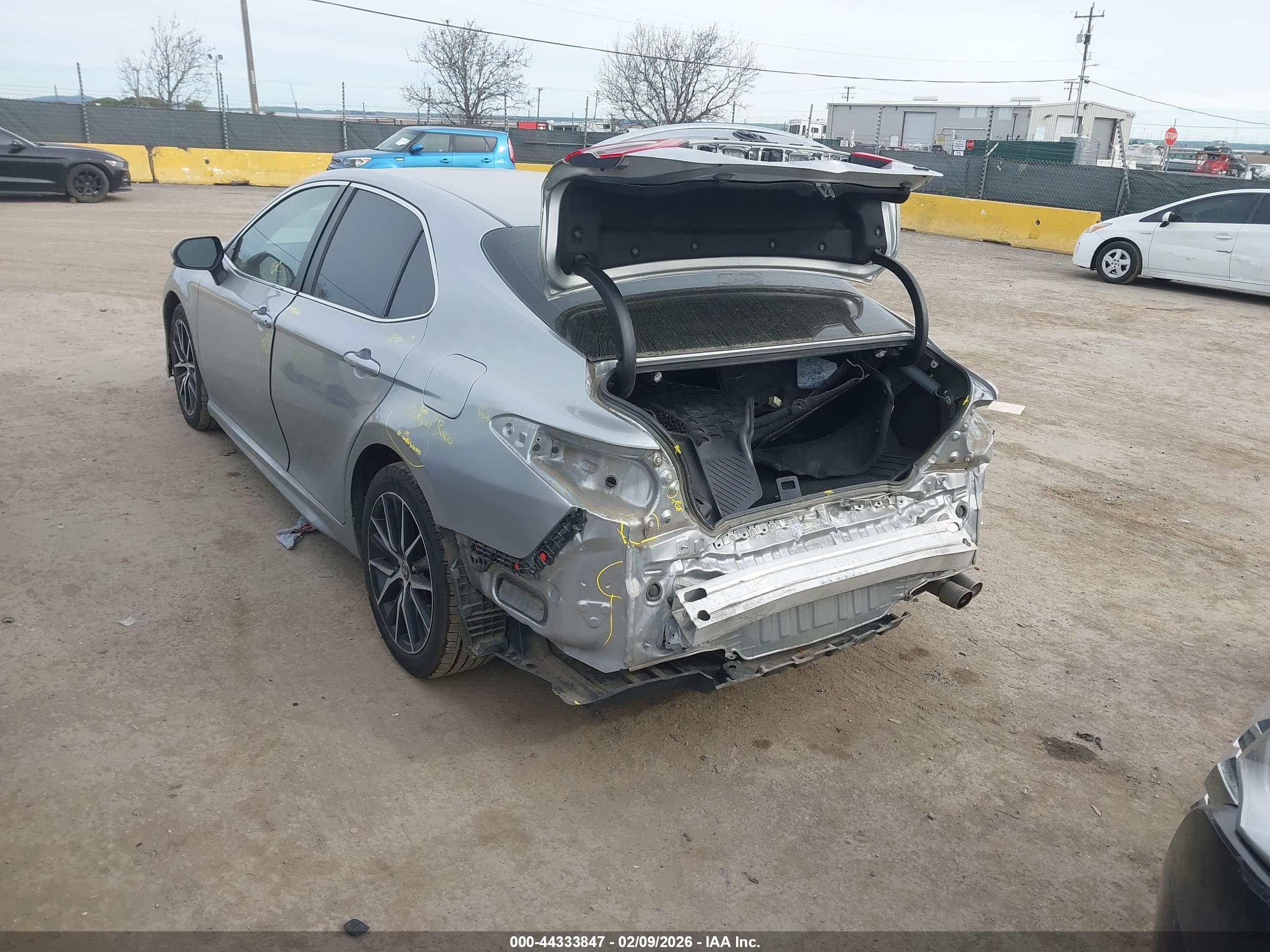 TOYOTA CAMRY image 3