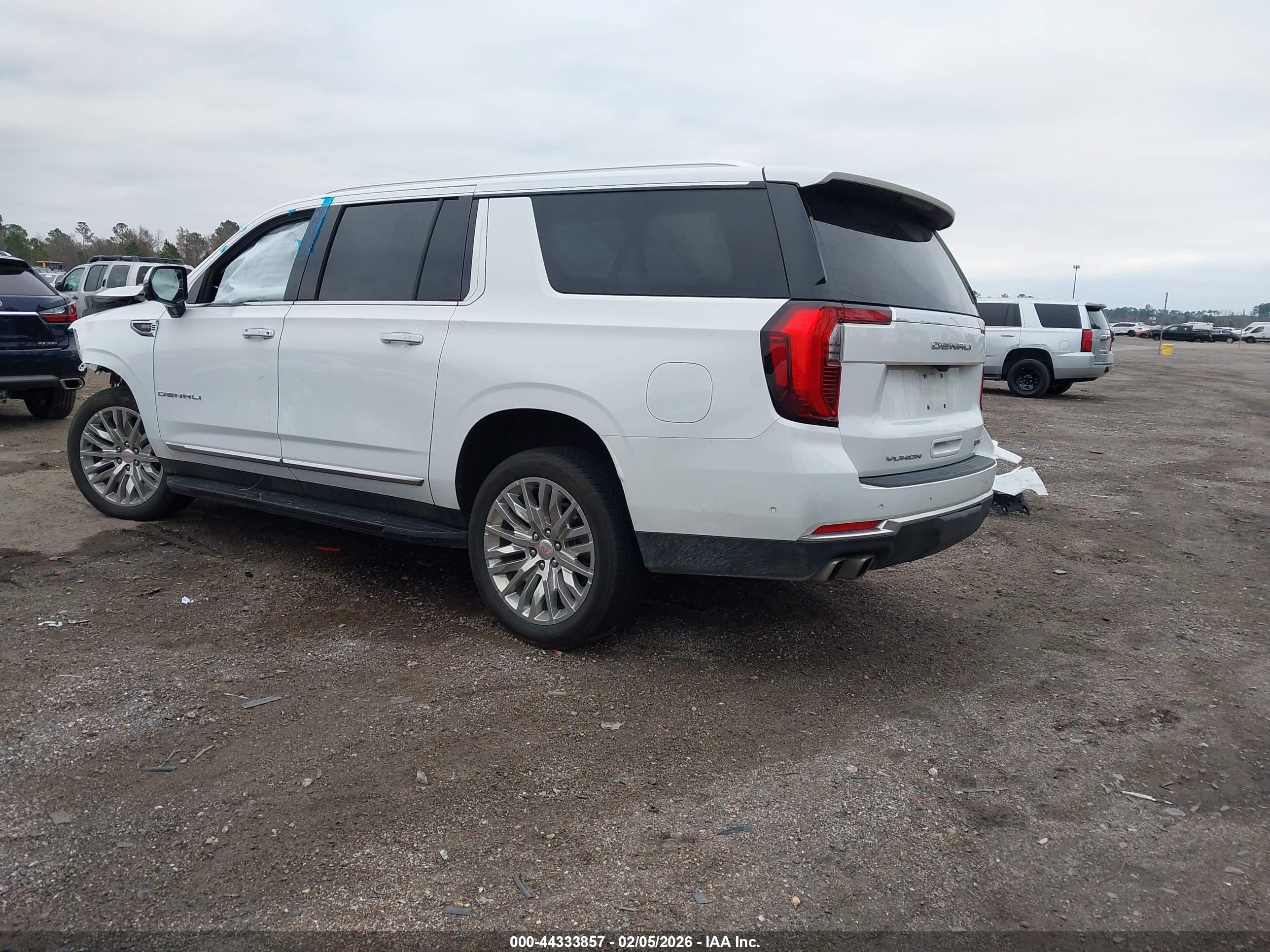 GMC YUKON image 3