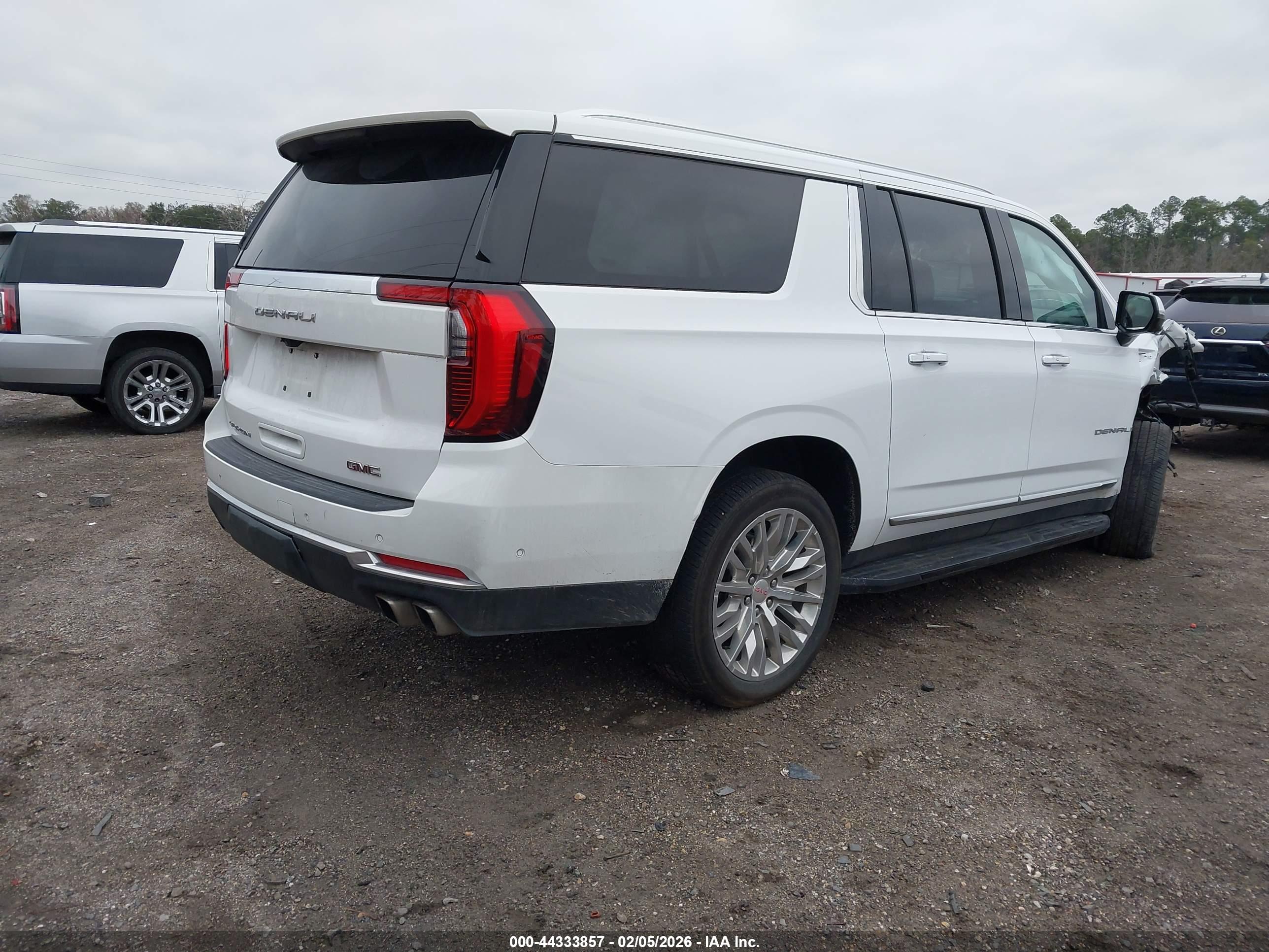 GMC YUKON image 4