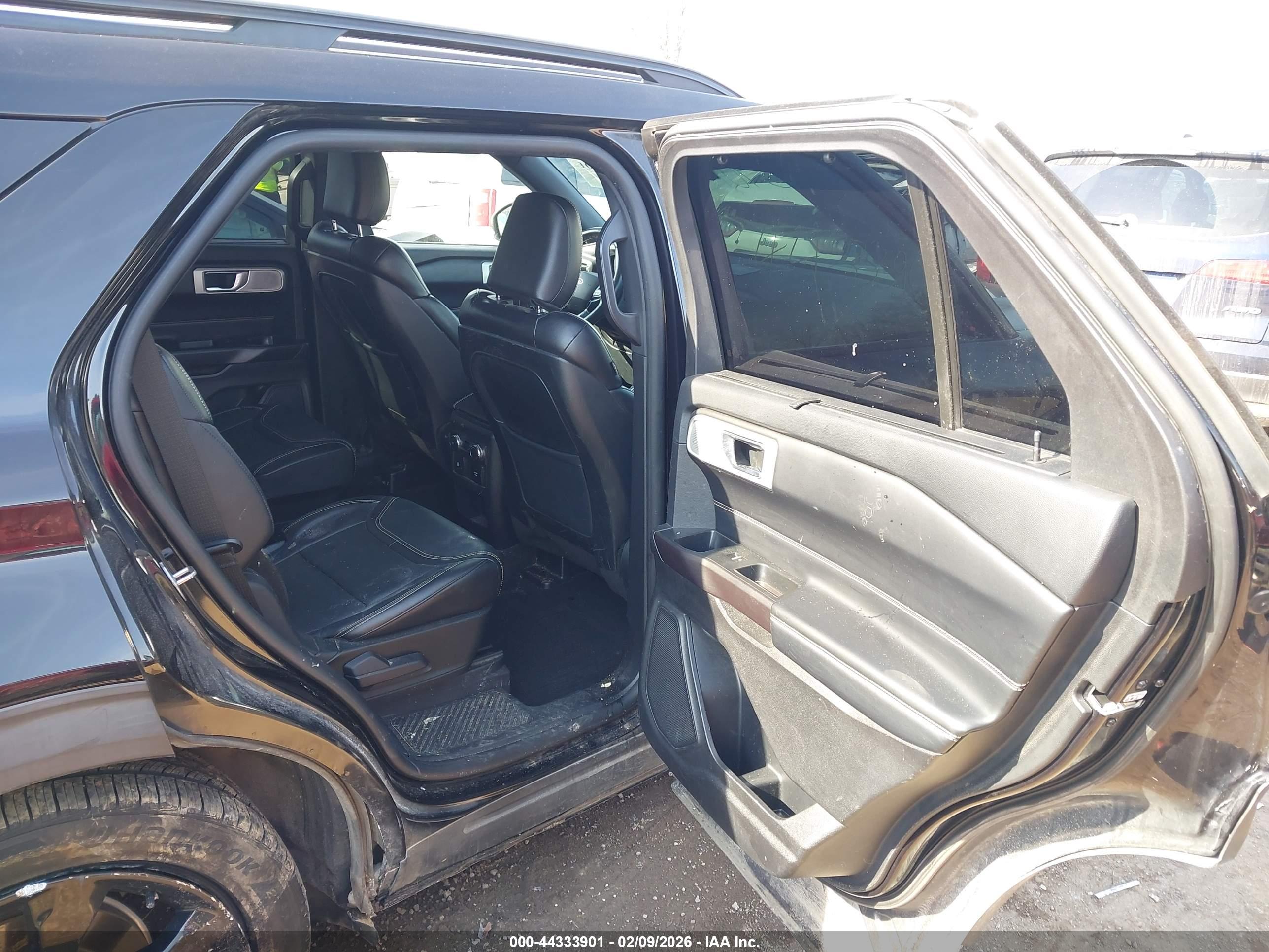FORD EXPLORER image 8