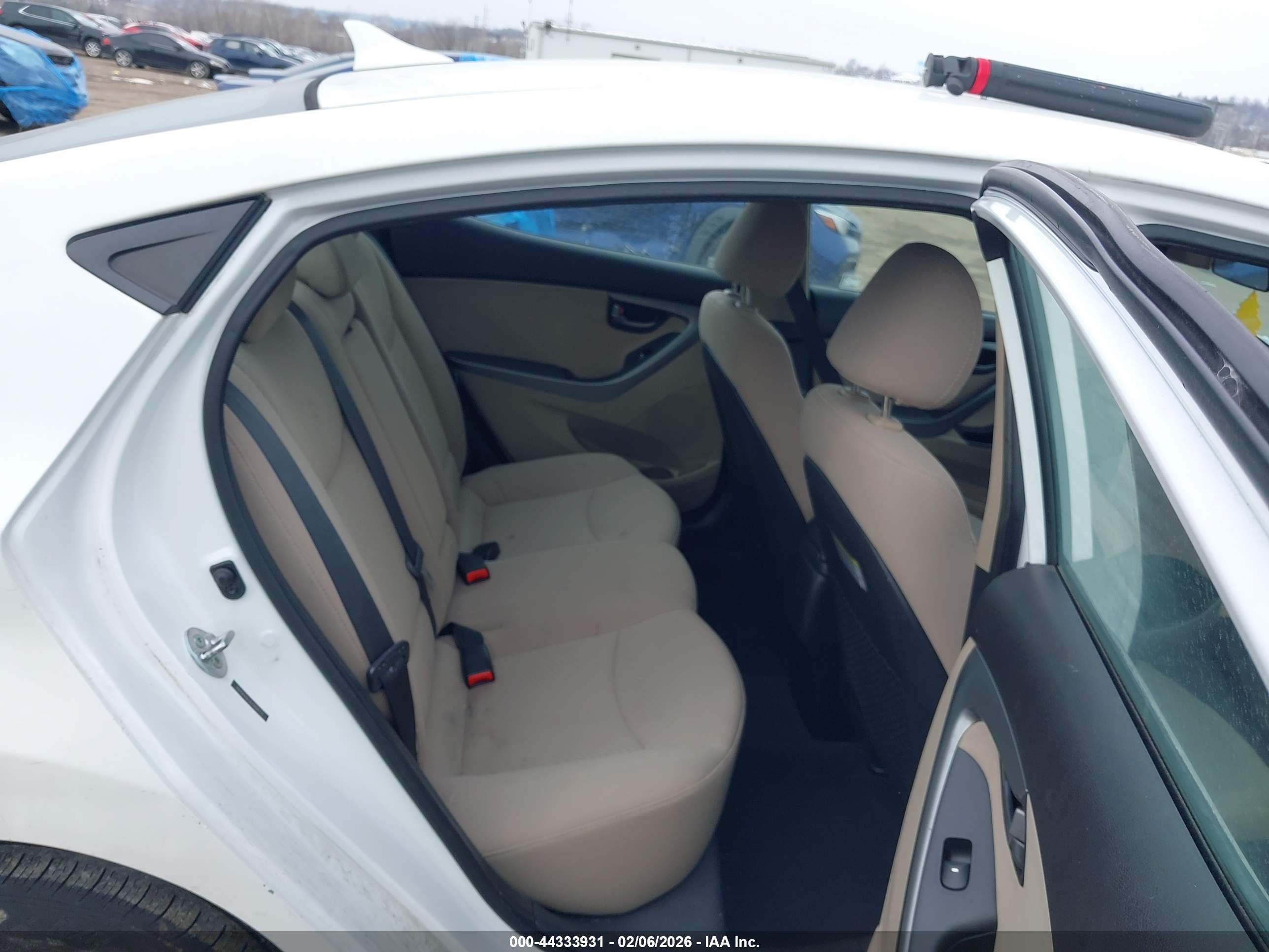 HYUNDAI ELANTRA image 8