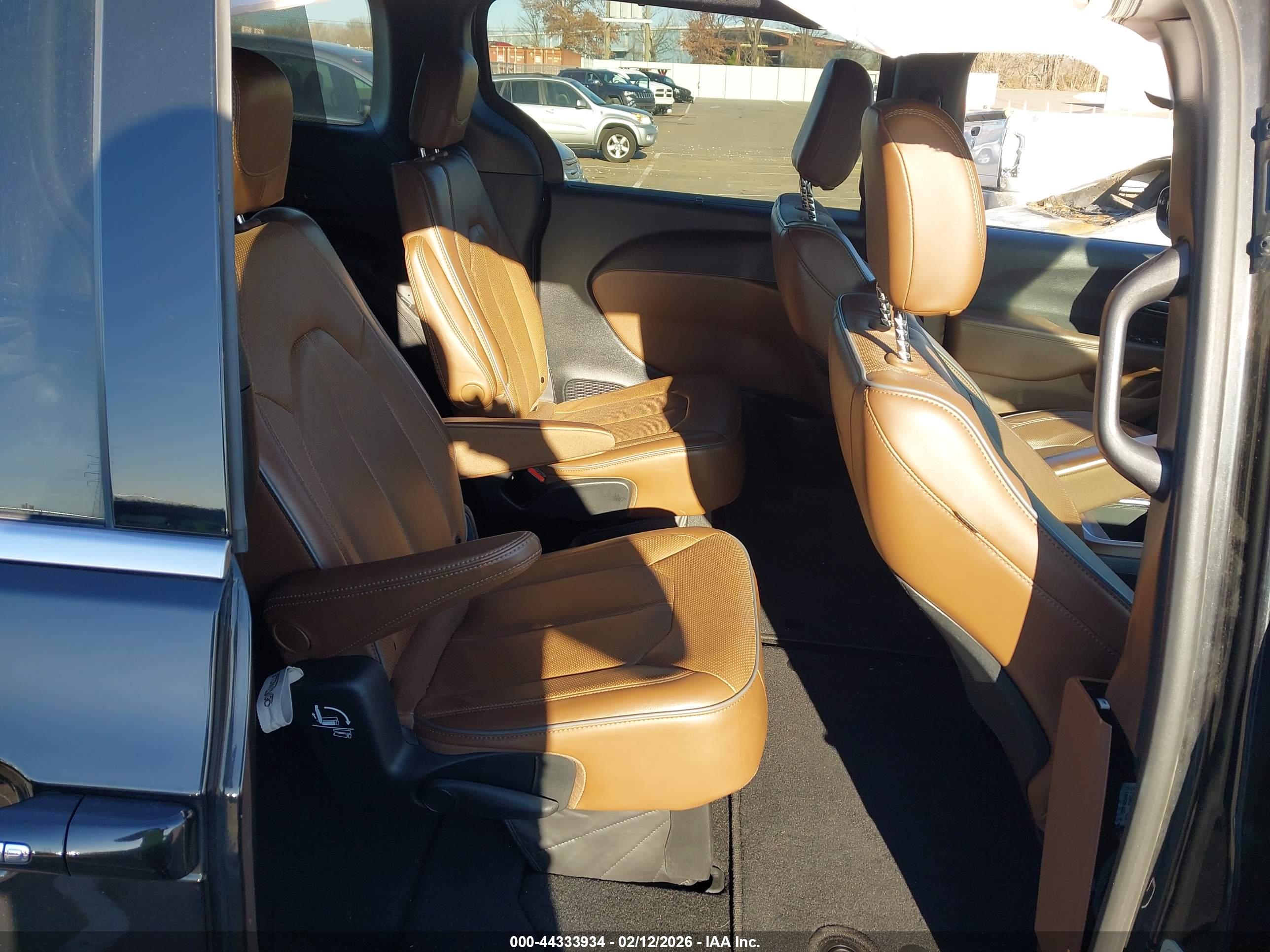 CHRYSLER PACIFICA image 8