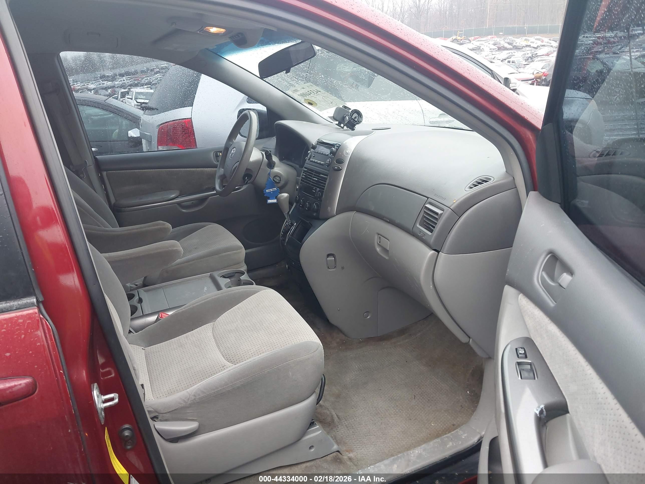 TOYOTA SIENNA image 5