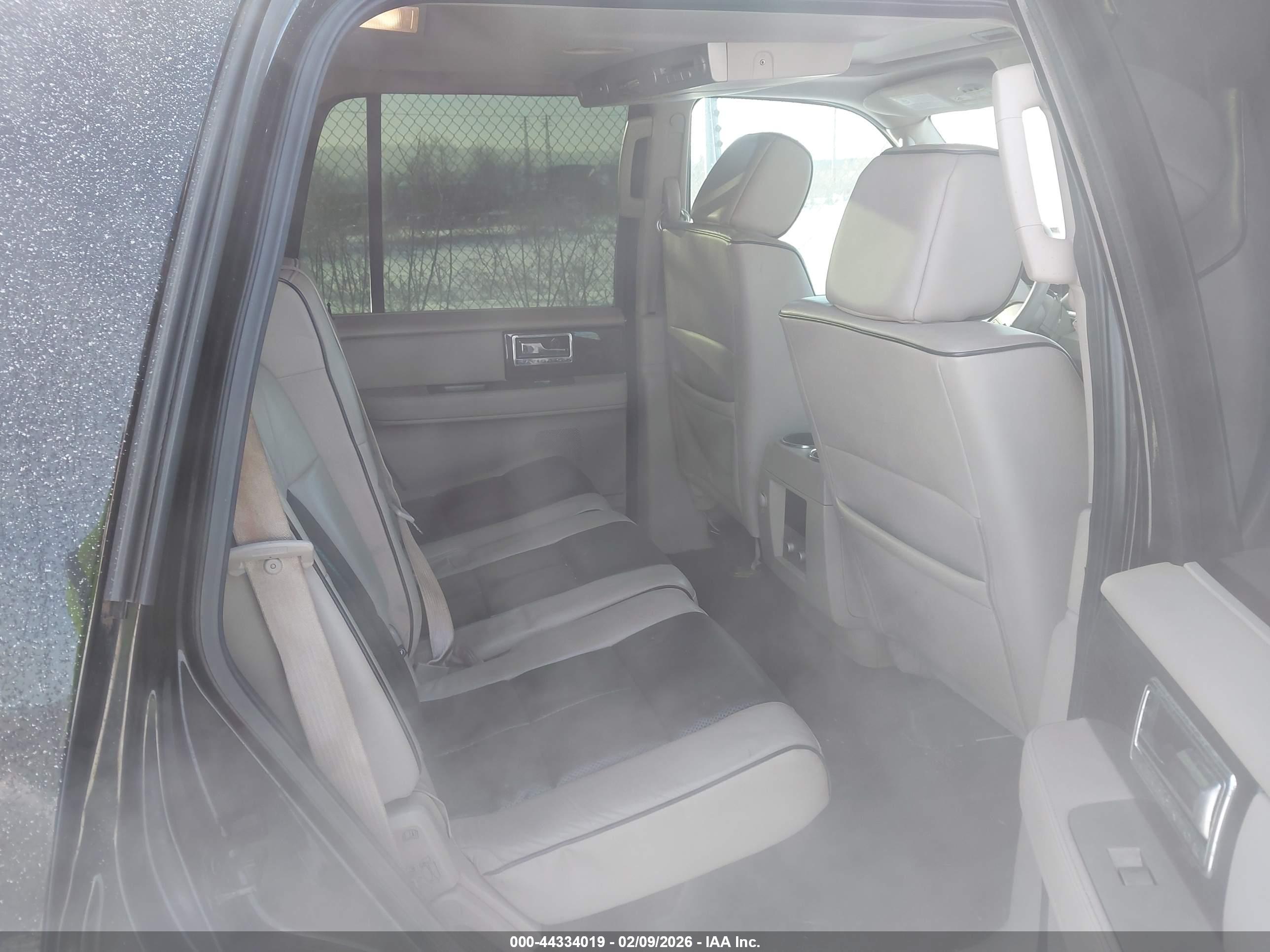 LINCOLN NAVIGATOR image 8
