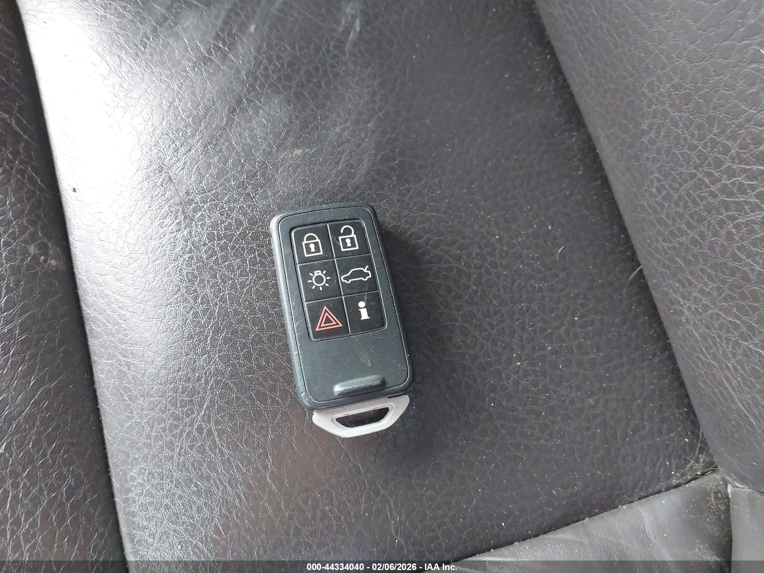 VOLVO XC70 image 11