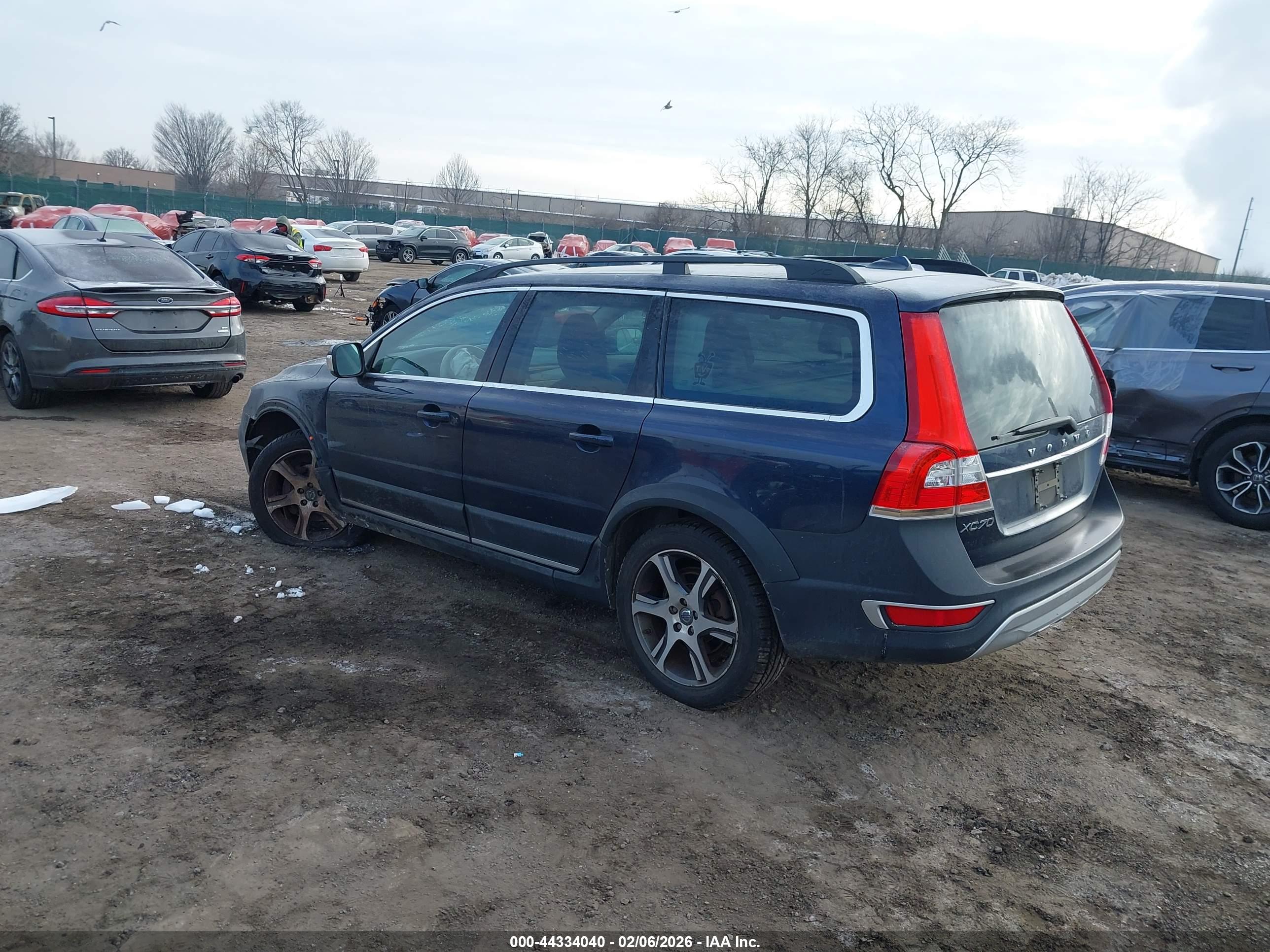 VOLVO XC70 image 3