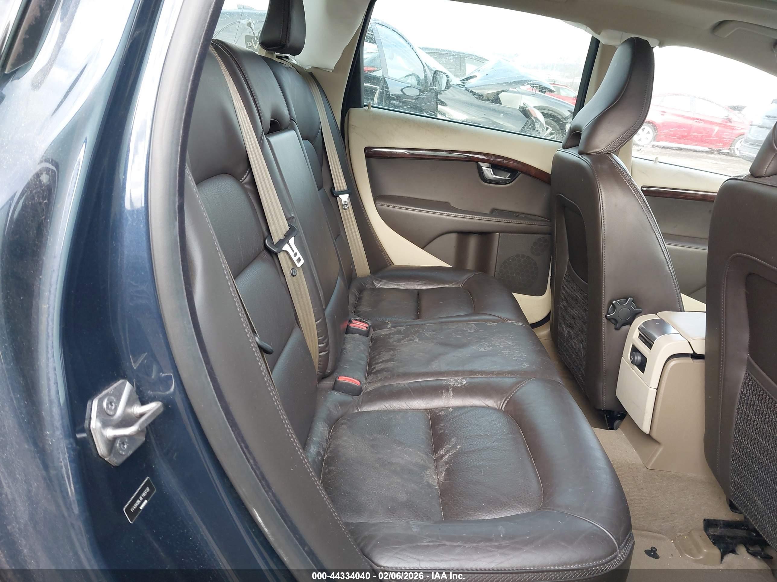 VOLVO XC70 image 8