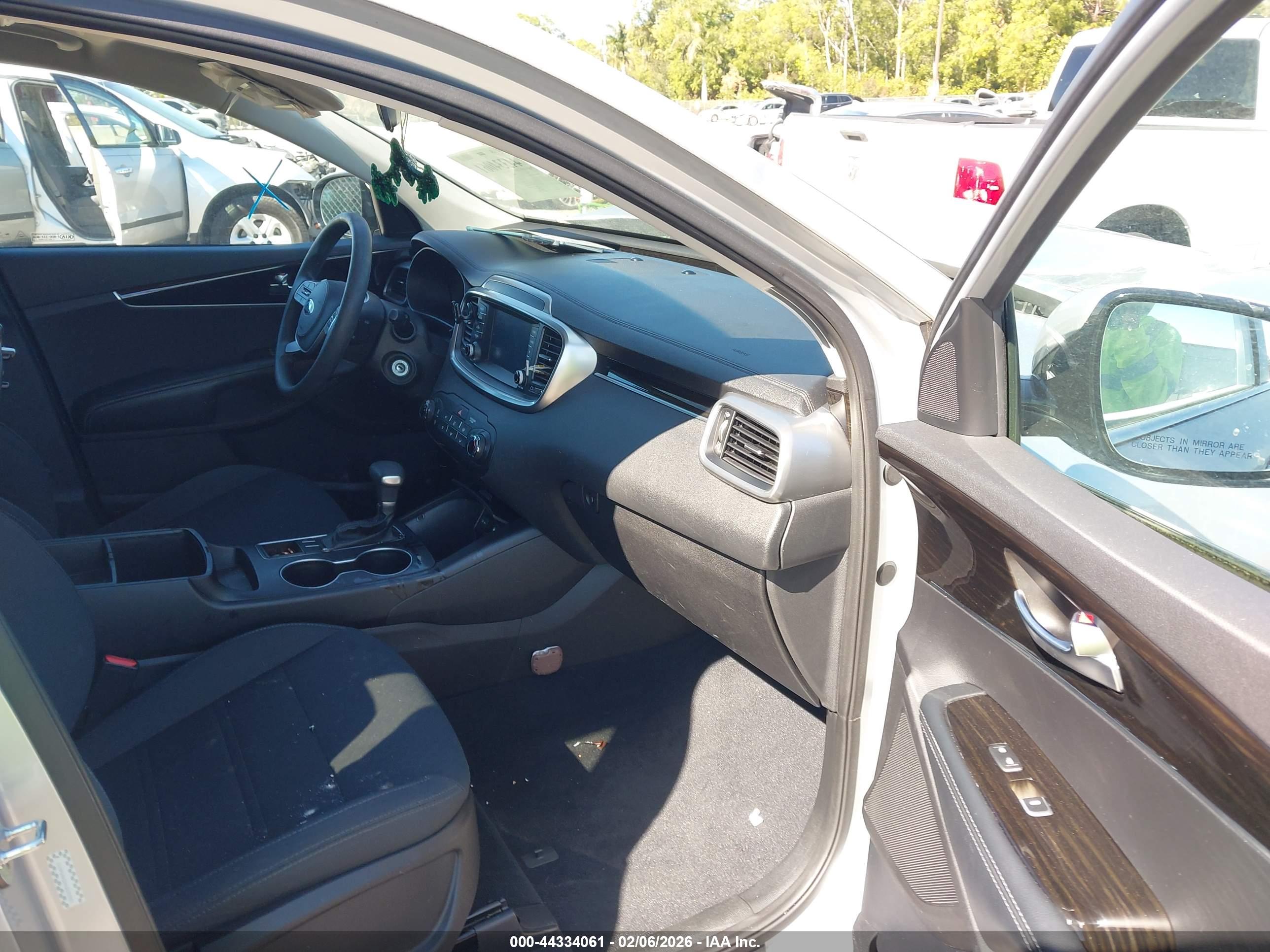 KIA SORENTO image 5