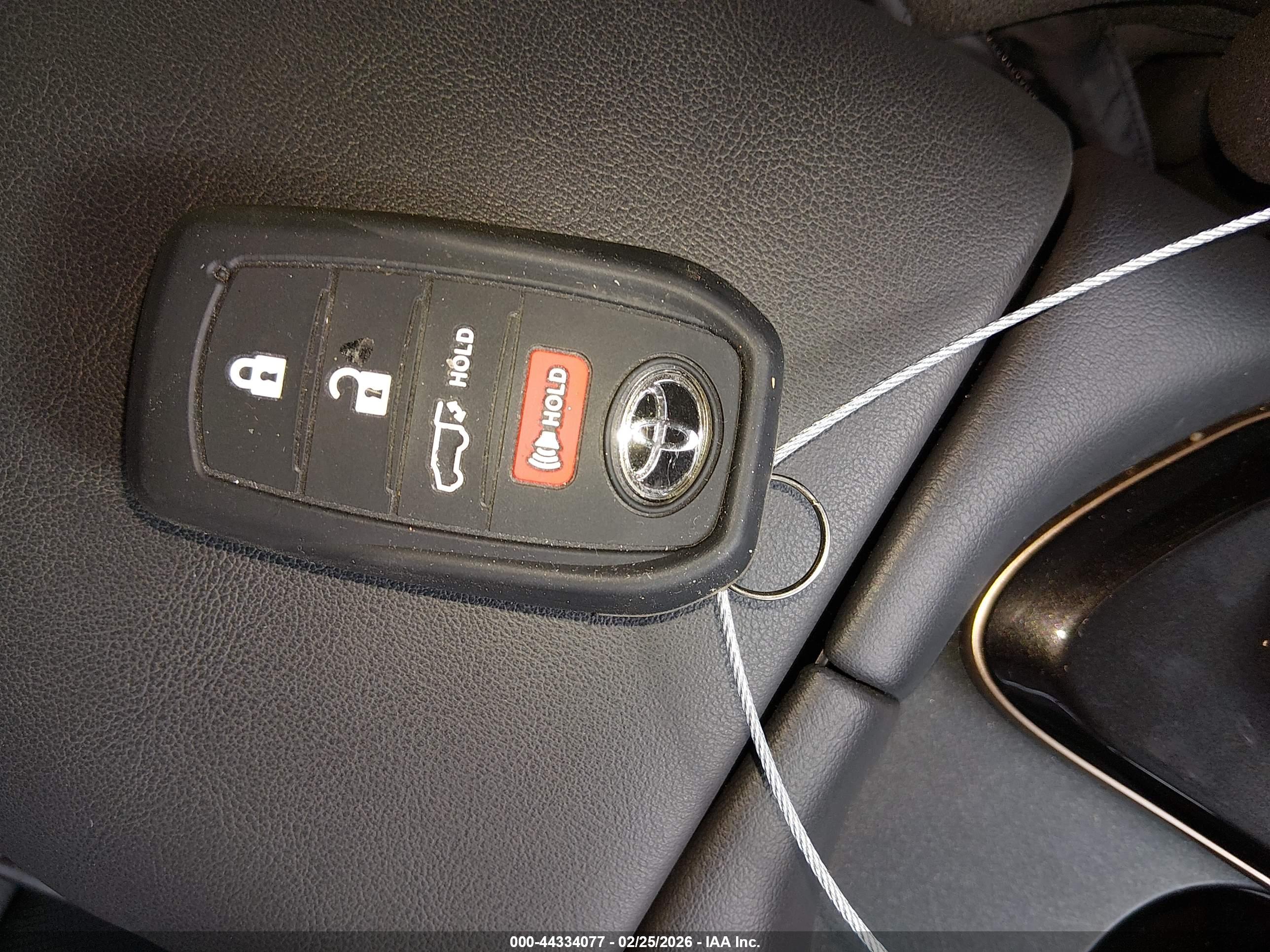 TOYOTA CROWN image 11