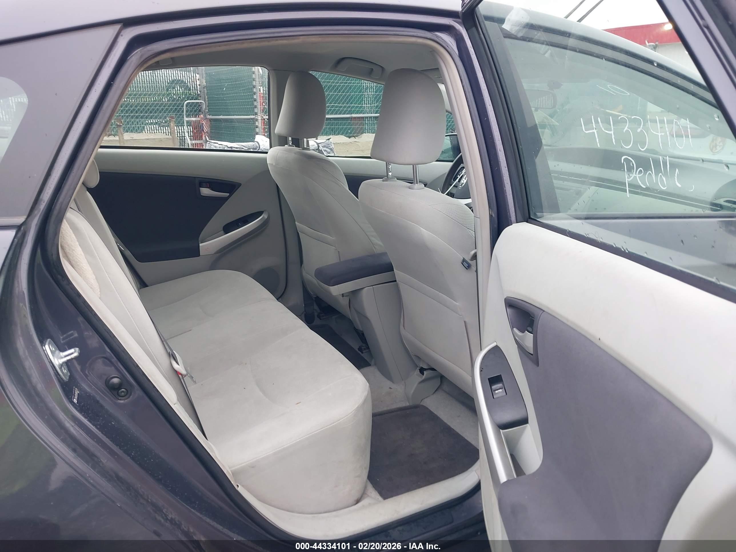 TOYOTA PRIUS image 8