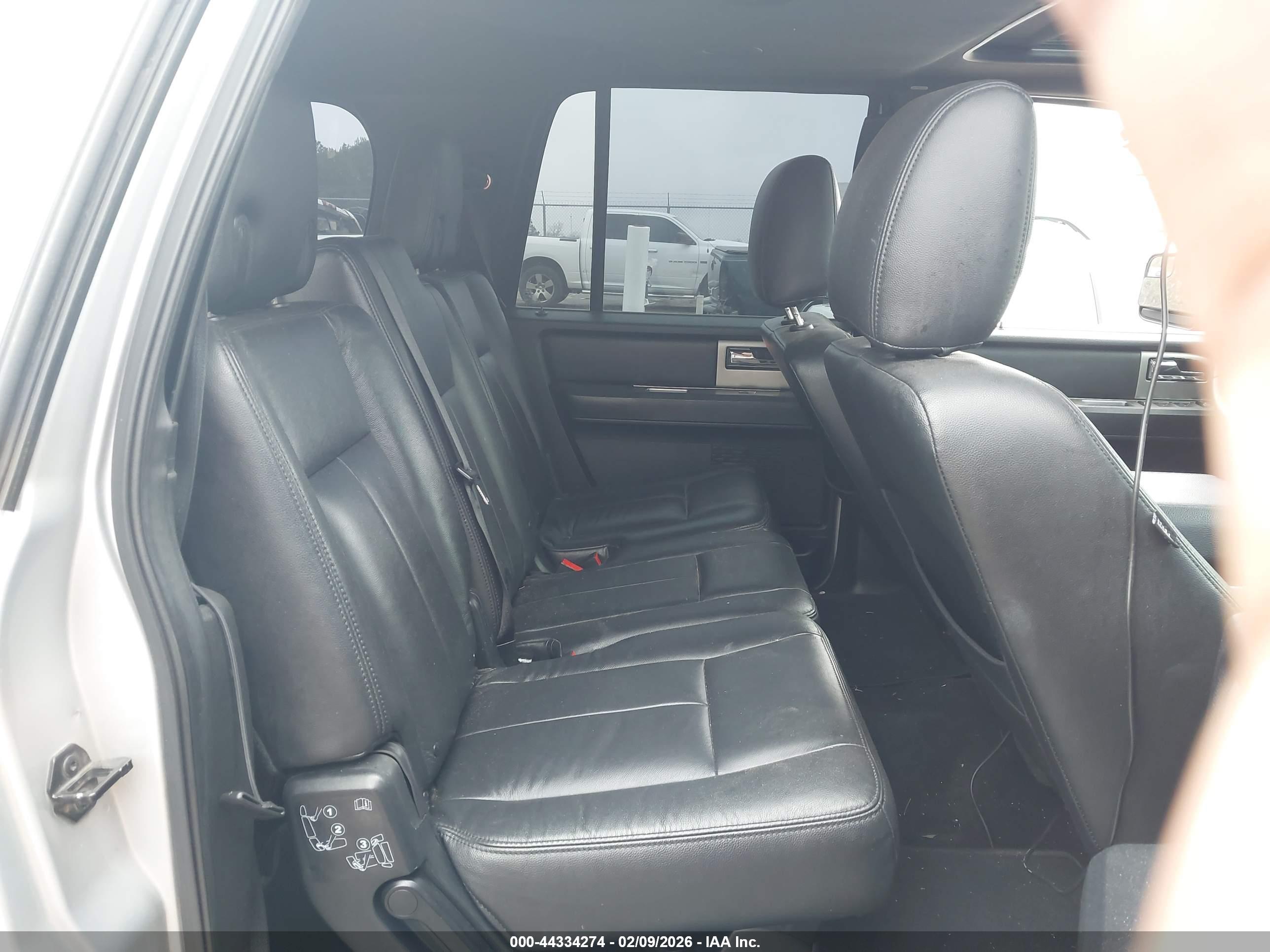 FORD EXPEDITION image 8