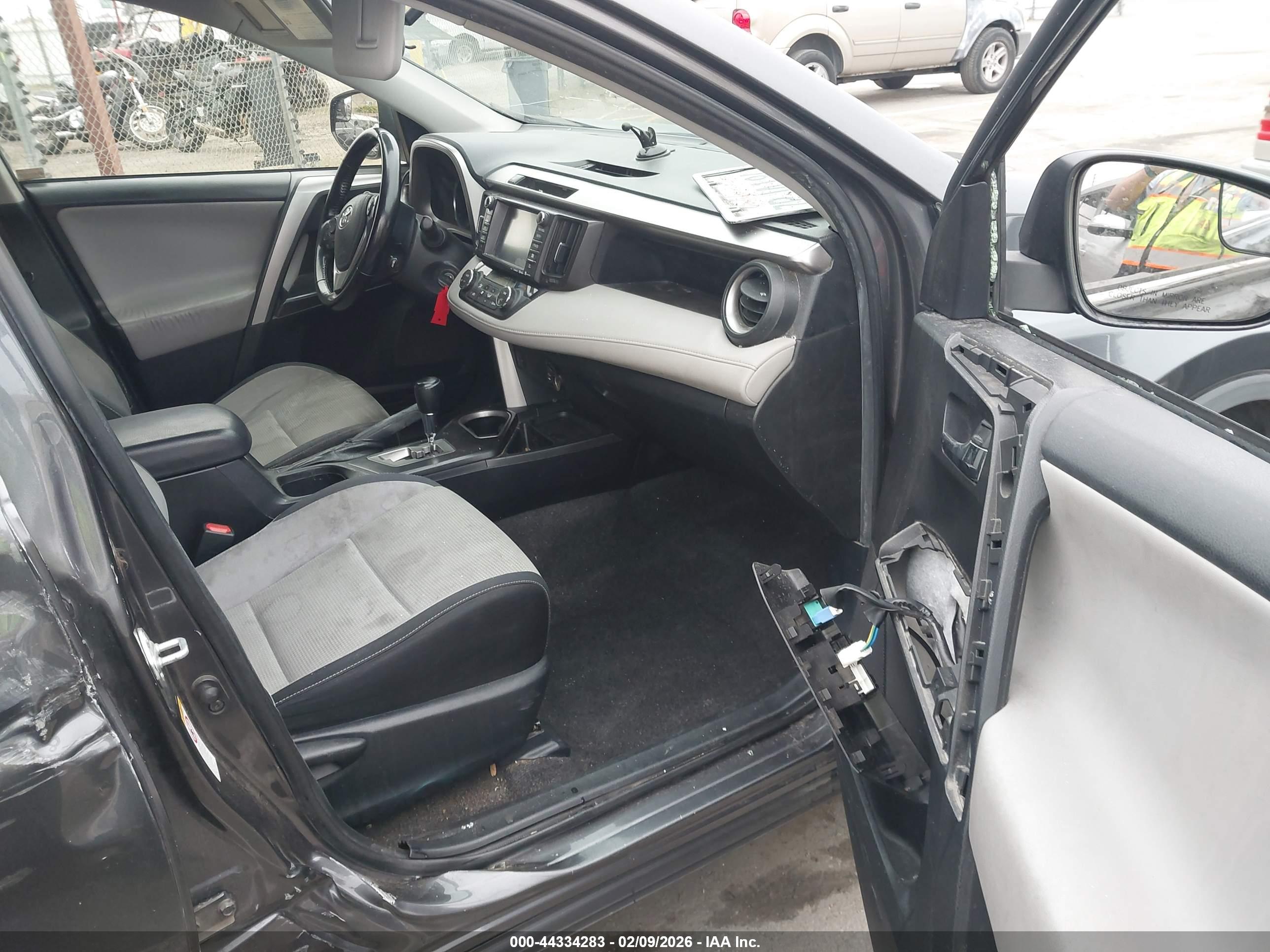 TOYOTA RAV4 image 5
