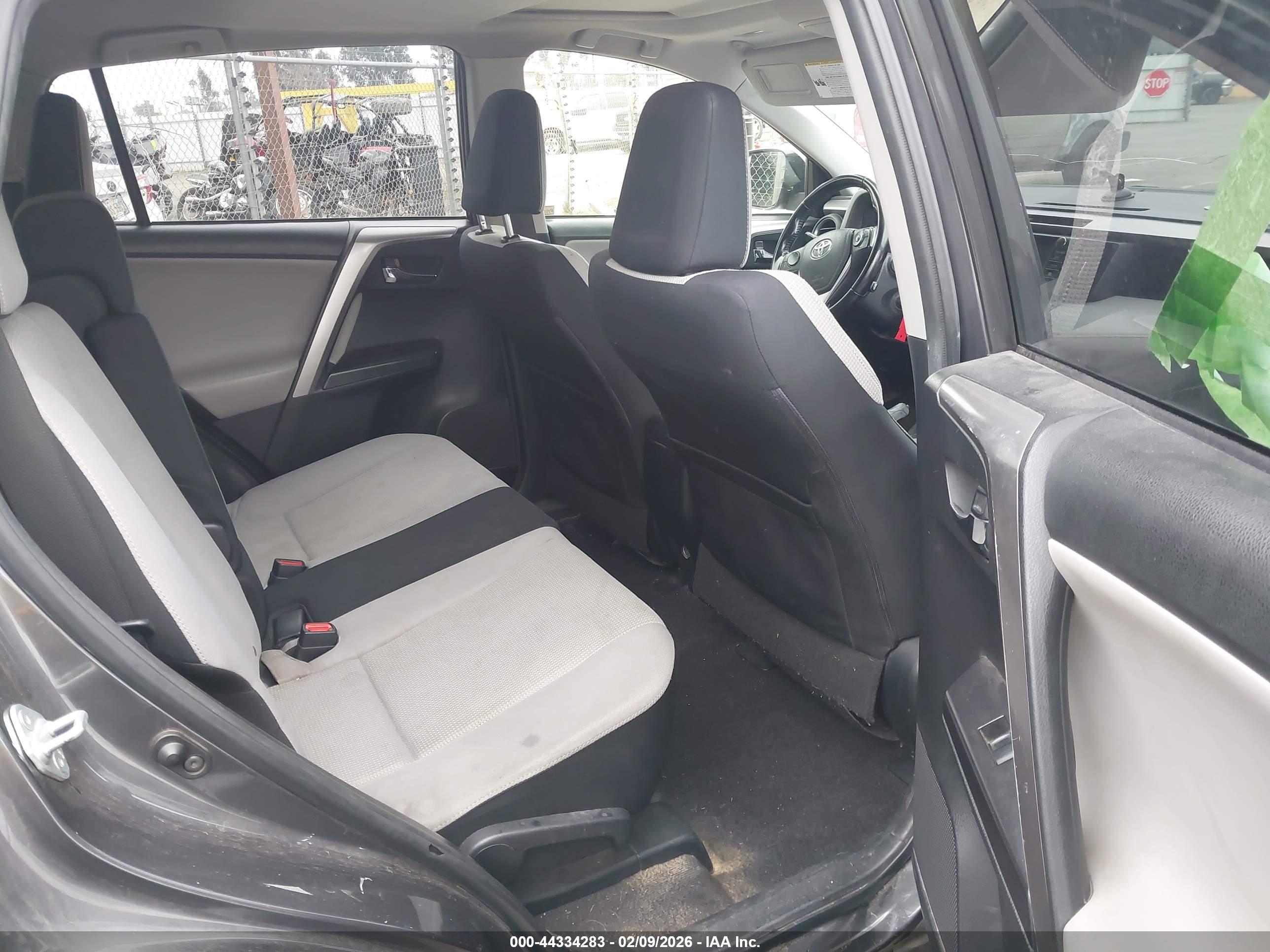 TOYOTA RAV4 image 8