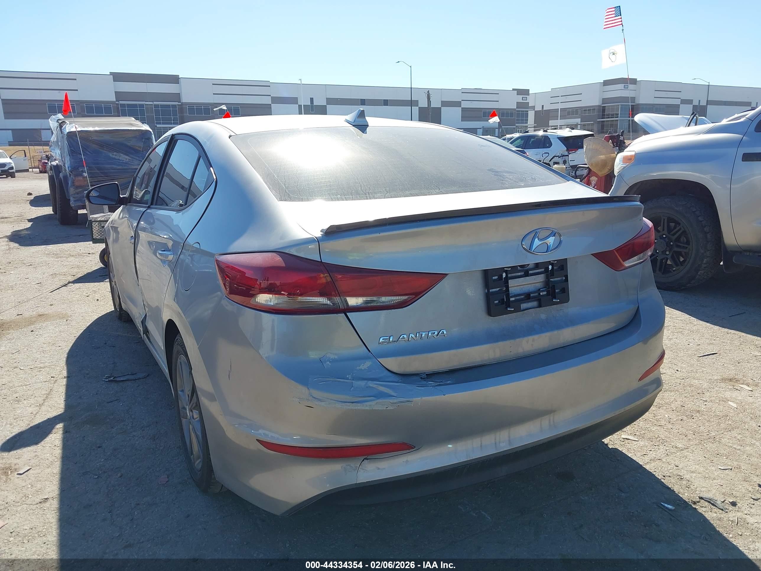 HYUNDAI ELANTRA image 3