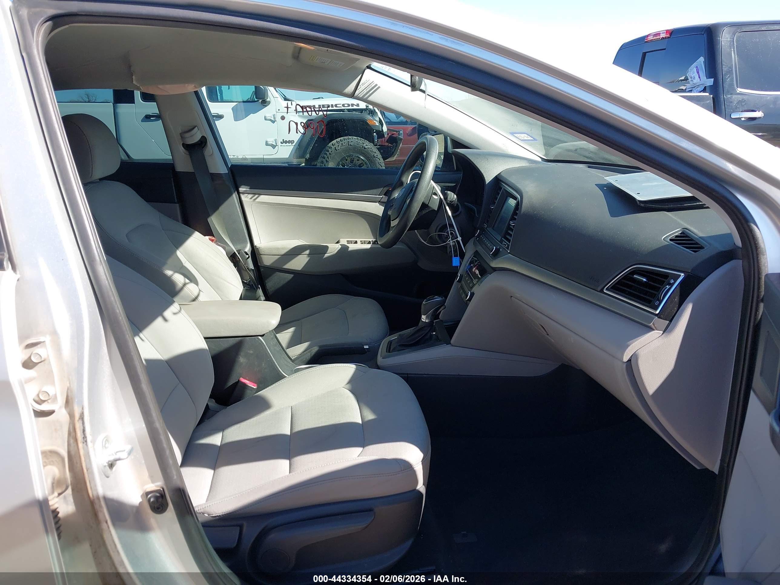 HYUNDAI ELANTRA image 5