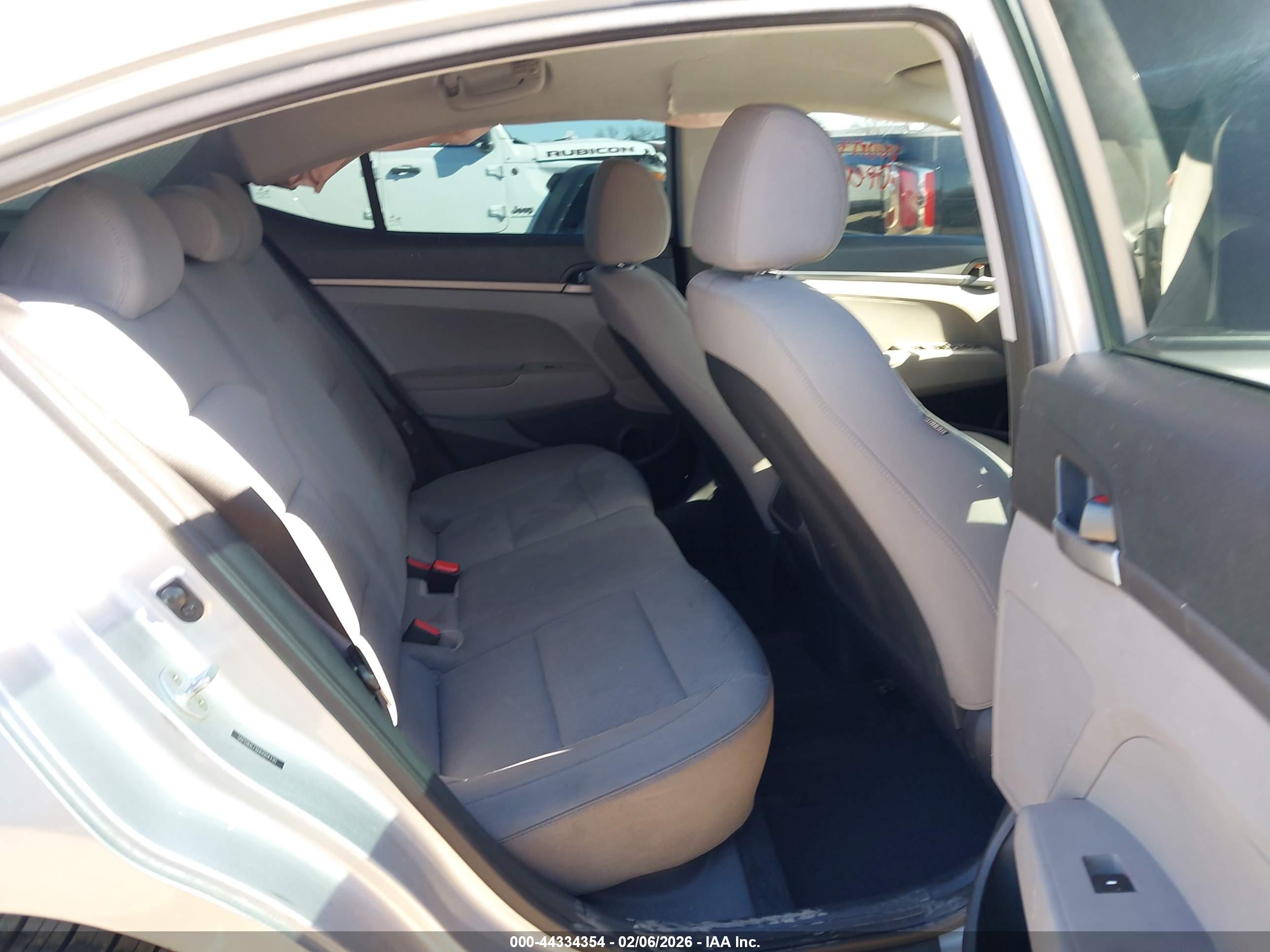 HYUNDAI ELANTRA image 8
