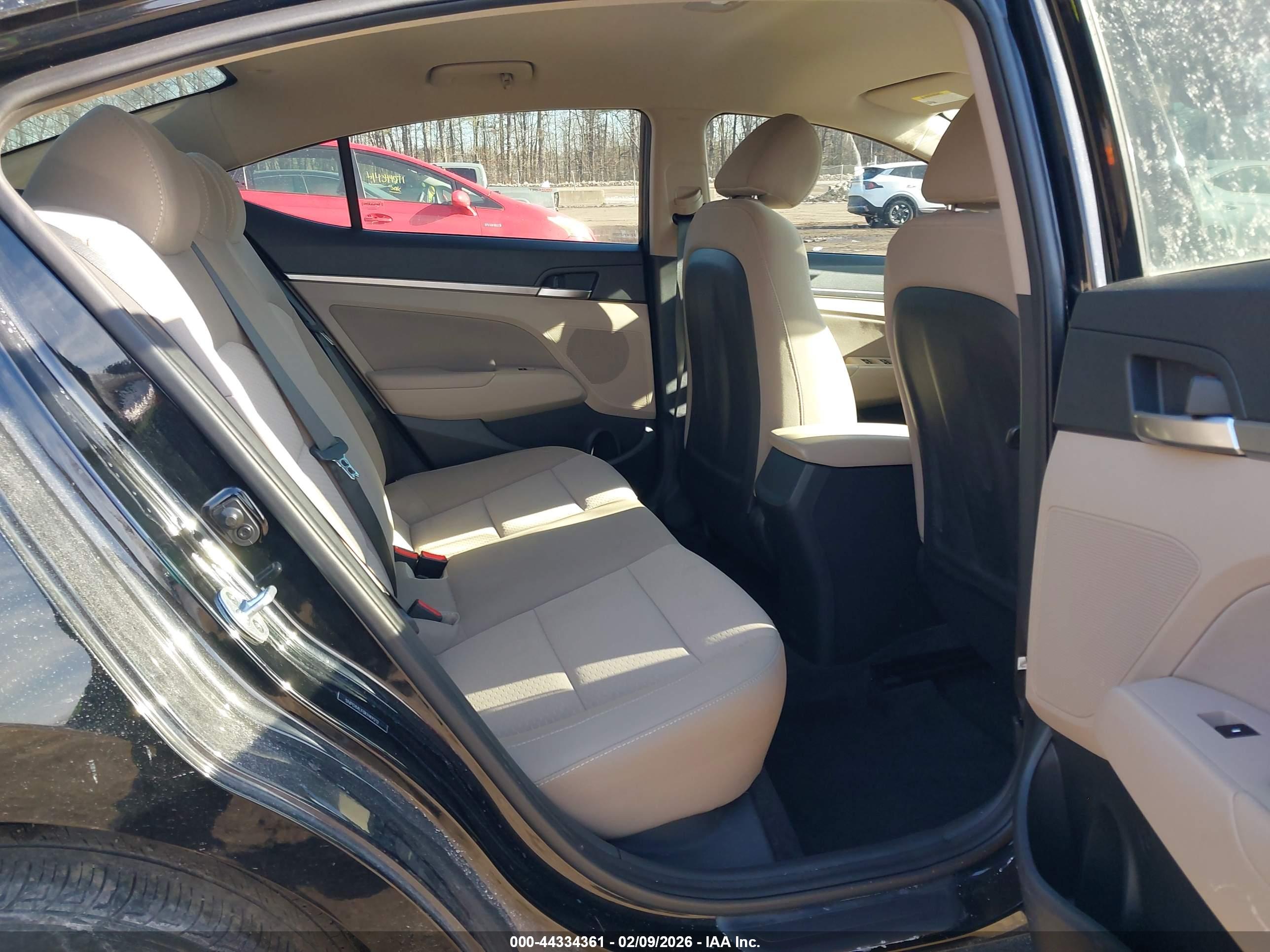 HYUNDAI ELANTRA image 8