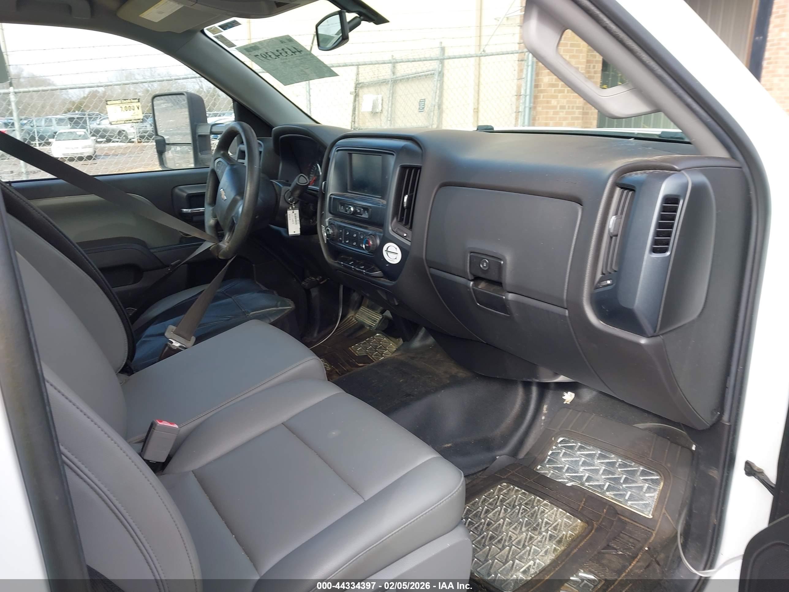 CHEVROLET SILVERADO image 5