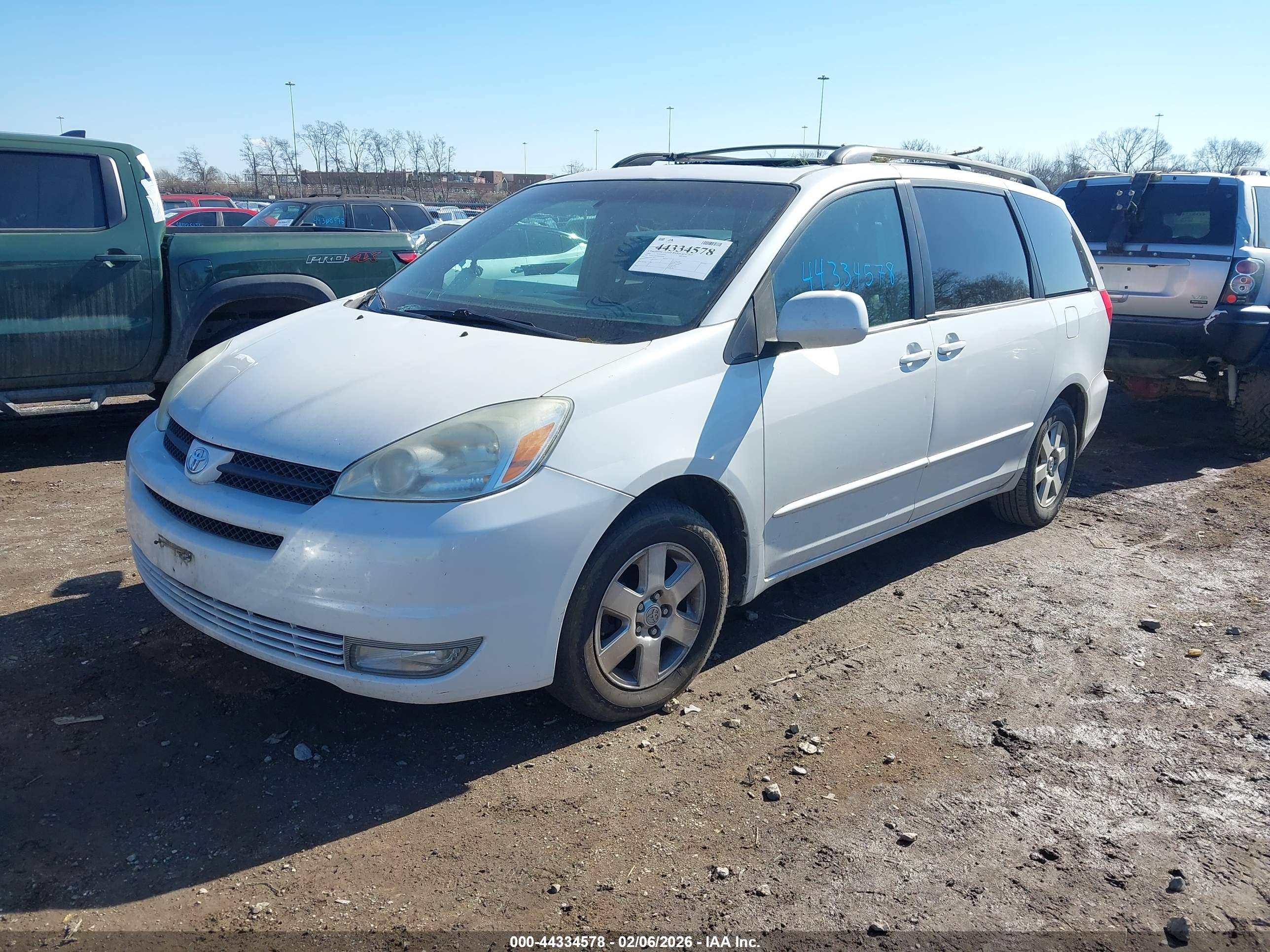 TOYOTA SIENNA image 2