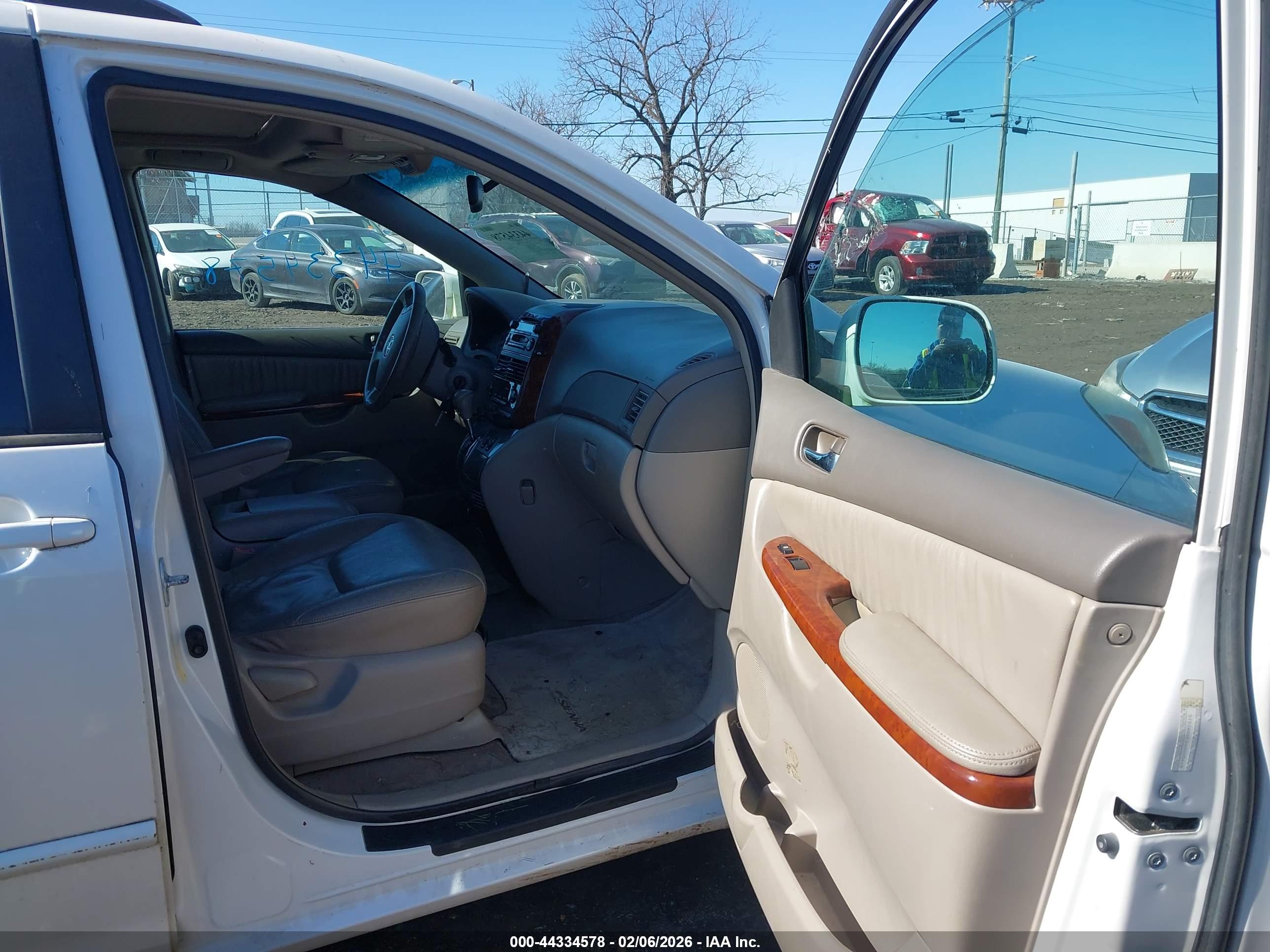TOYOTA SIENNA image 5